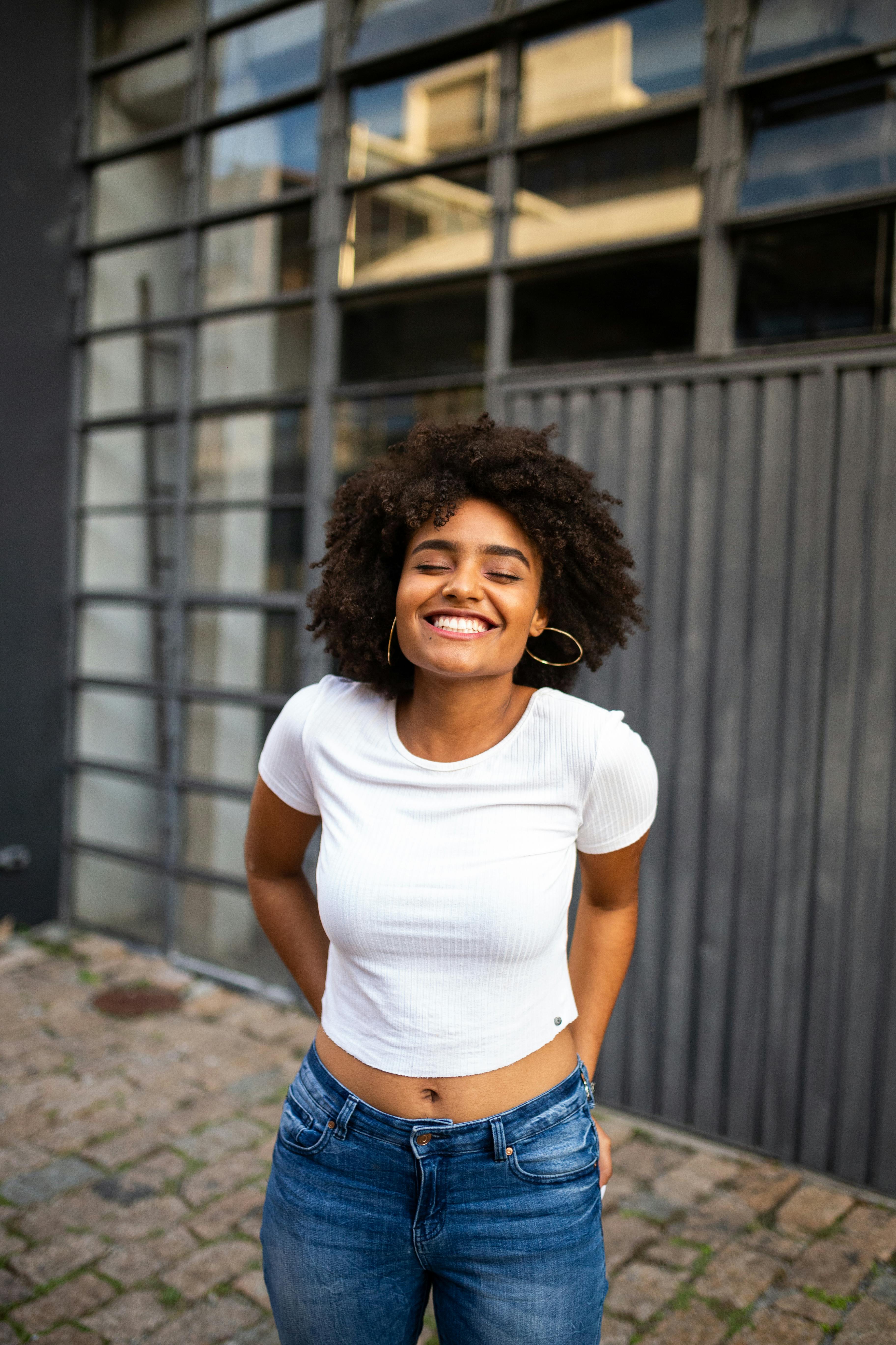 Une femme heureuse et souriante | Source : Pexels