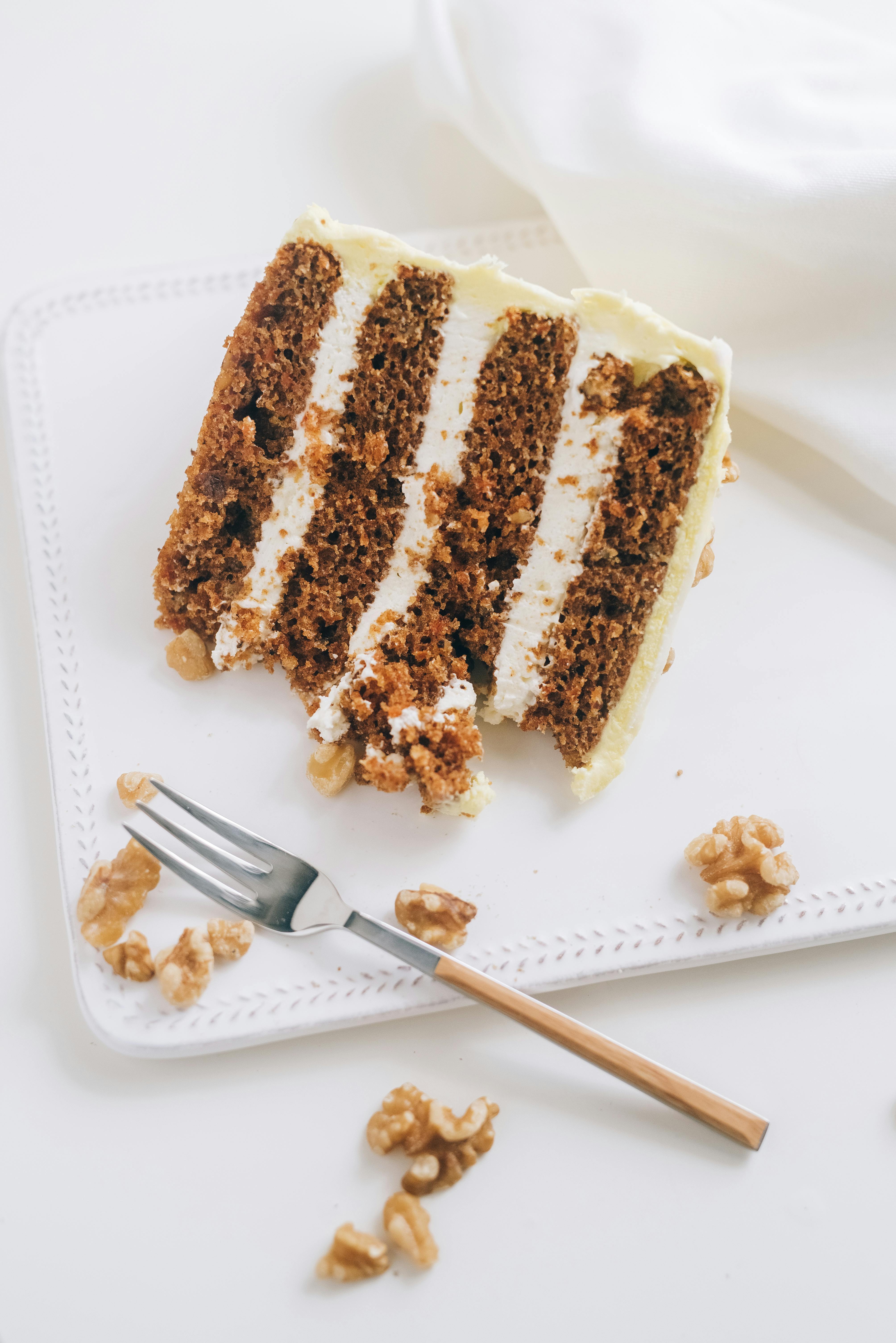 Une tranche de gâteau aux carottes sur une table | Source : Pexels