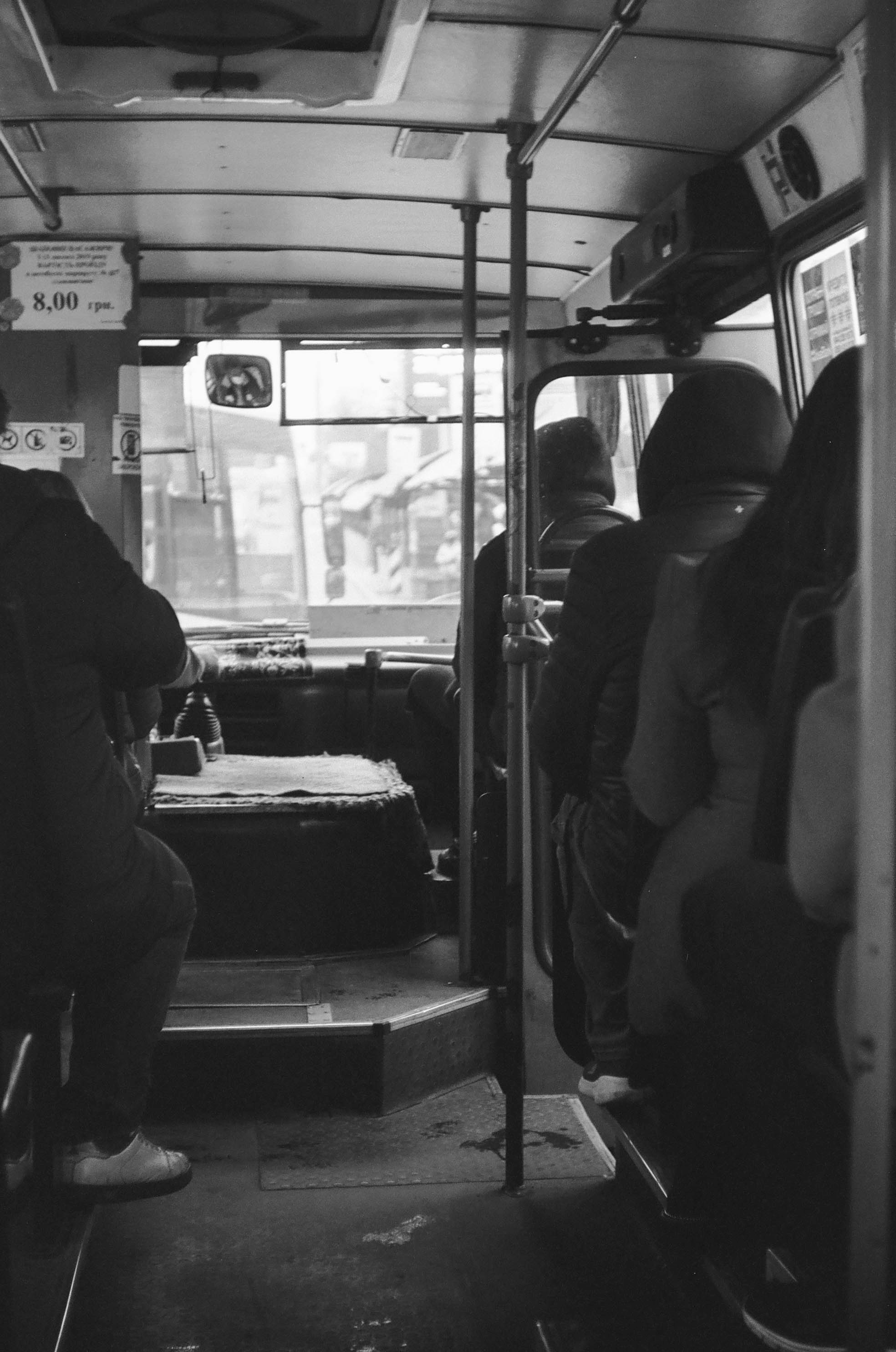 Des gens assis dans un bus | Source : Unsplash