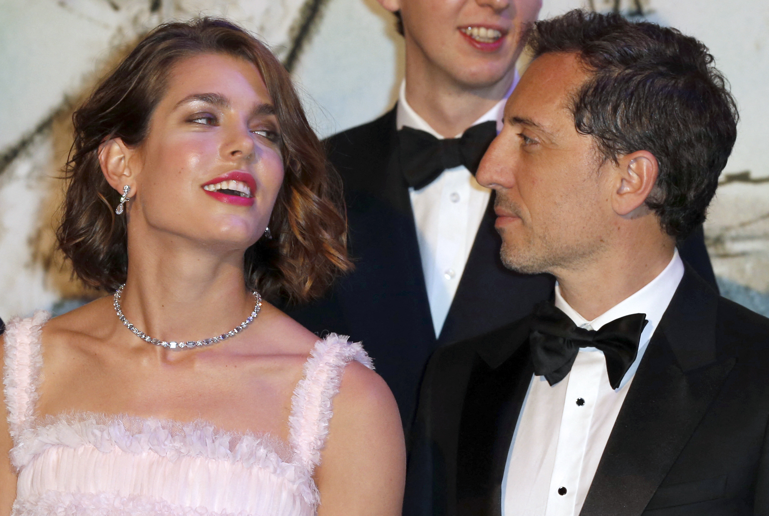 Charlotte Casiraghi et Gad Elmaleh assistent au “Bal De La Rose Du Rocher” au profit de la Fondation Princesse Grace à l'occasion du 150ème anniversaire de la SBM au Sporting Monte-Carlo le 23 mars 2013 à Monte-Carlo, Monaco I Source : Getty Images