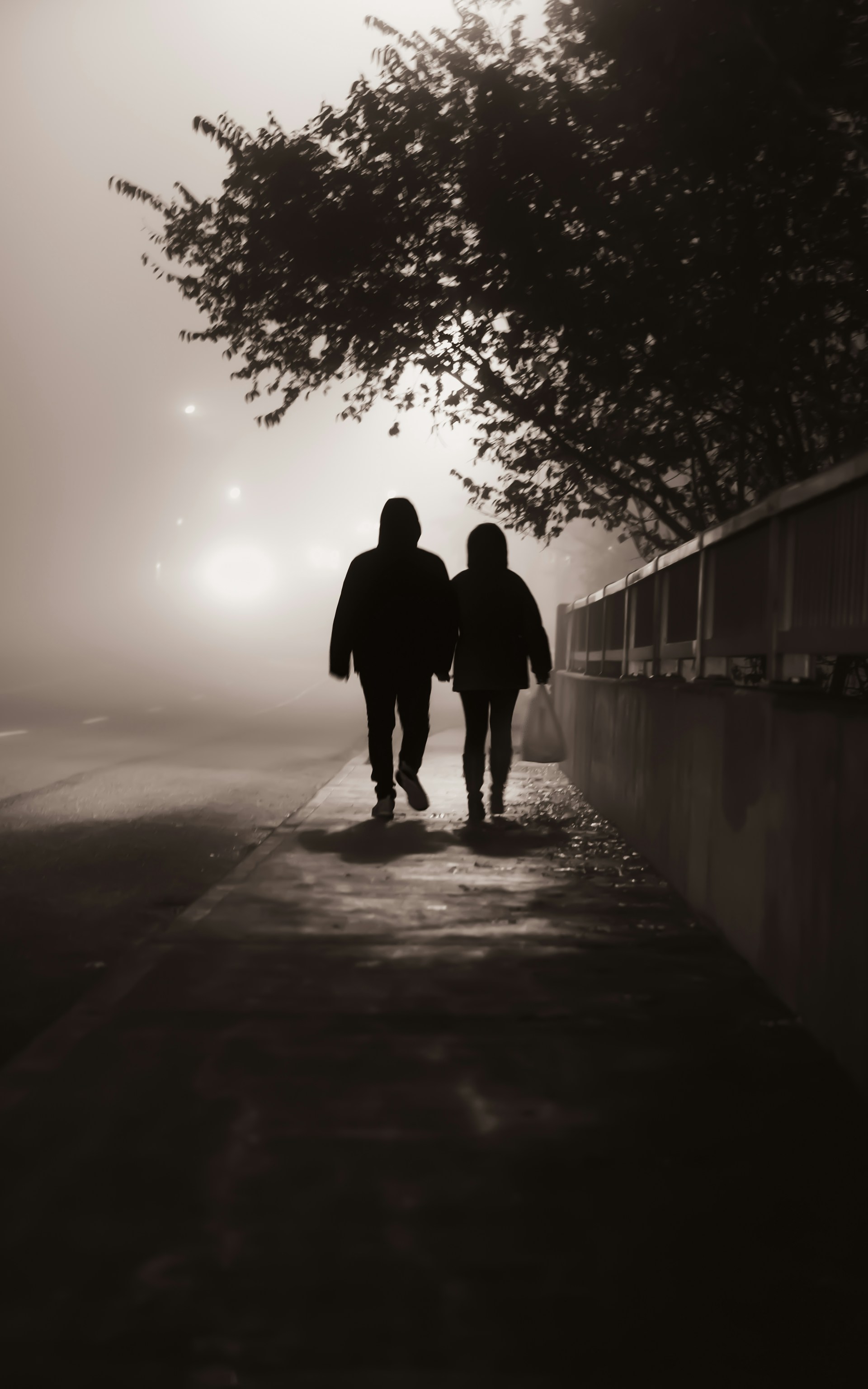 Silhouette de deux personnes marchant dans la rue | Source : Unsplash