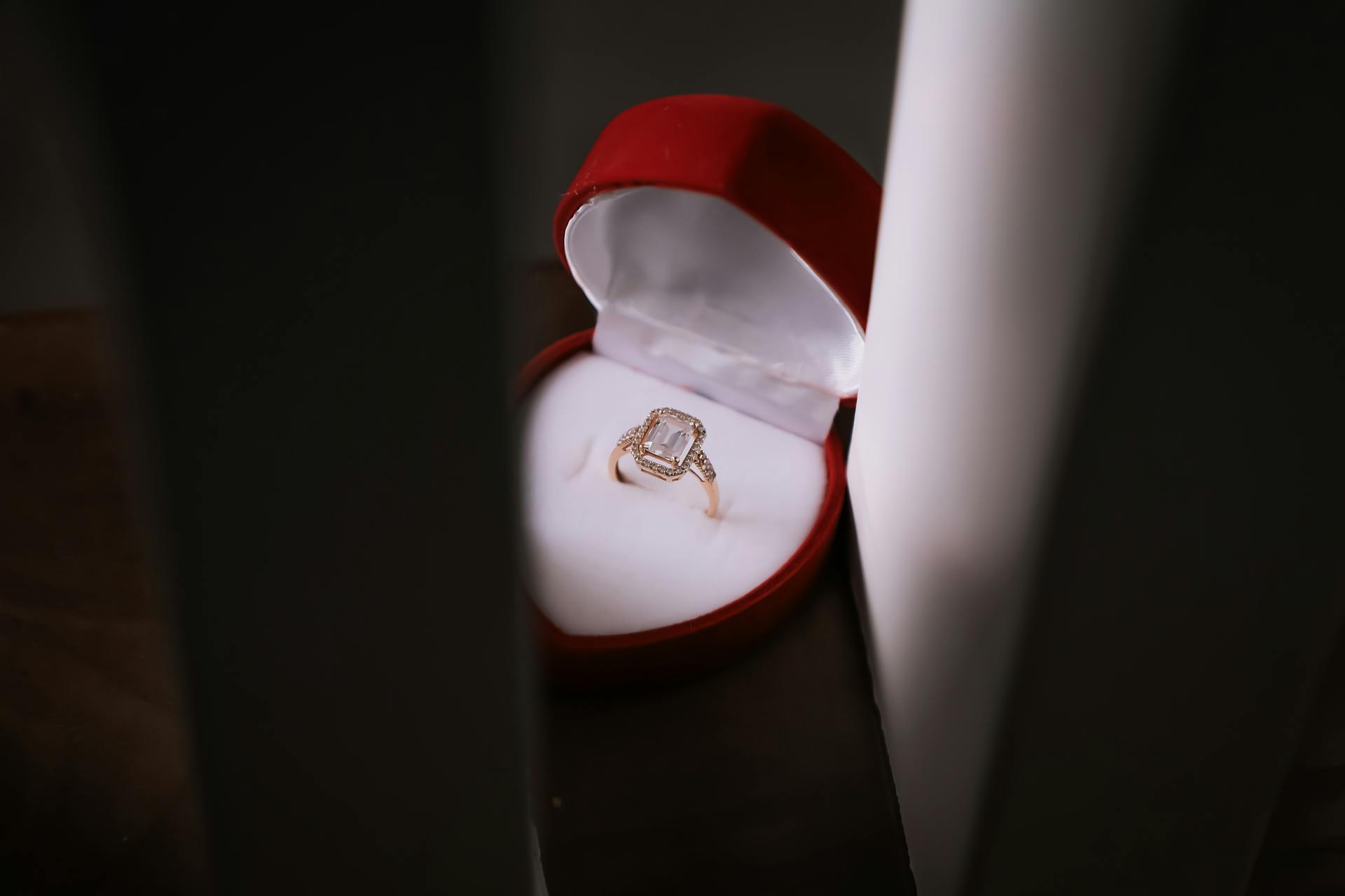 Une bague en diamant dans un écrin en forme de cœur | Source : Pexels