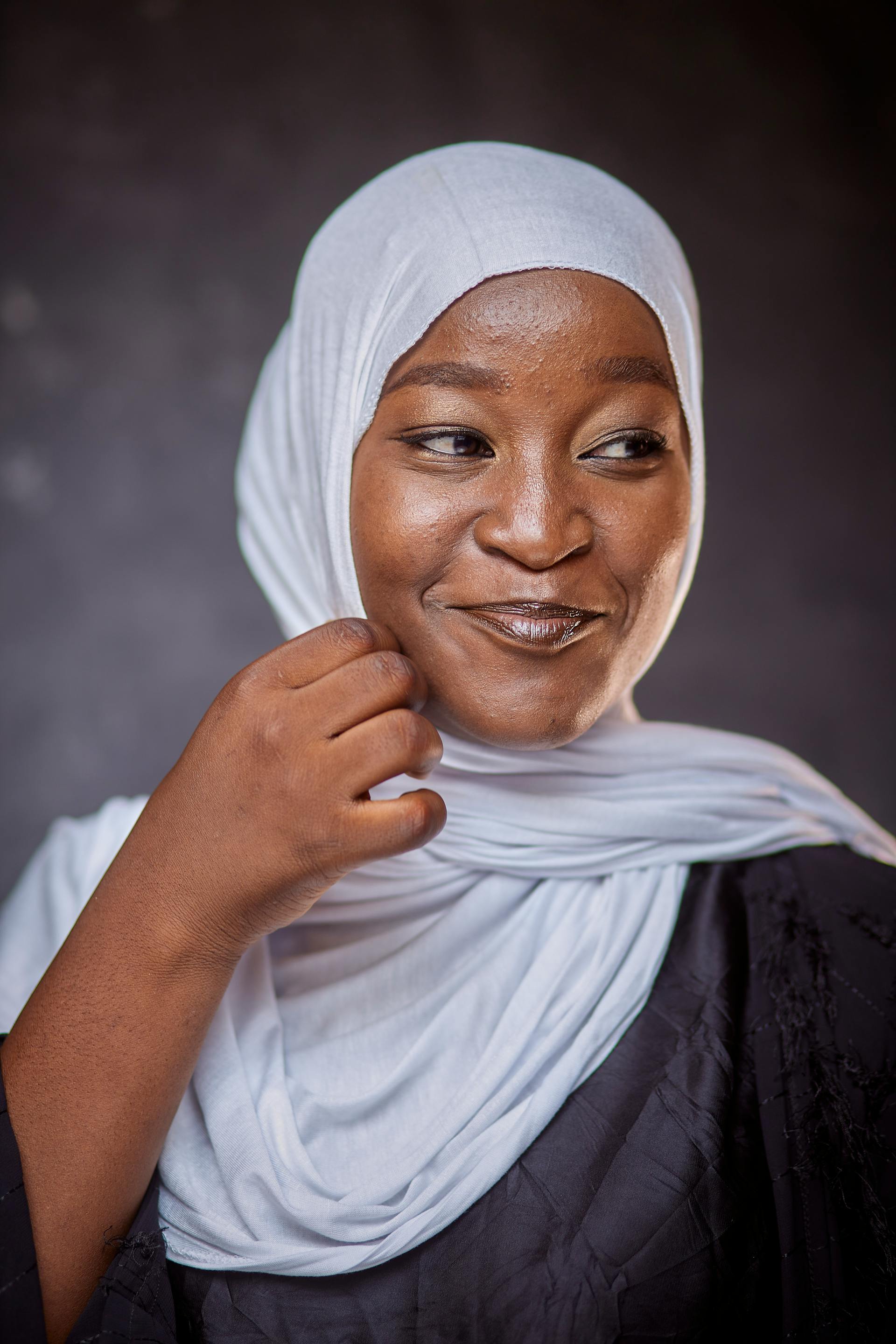 Une femme qui sourit à quelqu'un | Source : Pexels