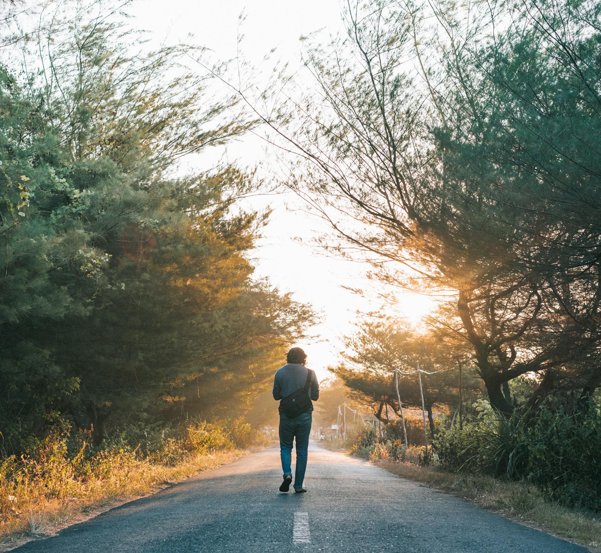 Un homme qui s'éloigne | Source : Pexels
