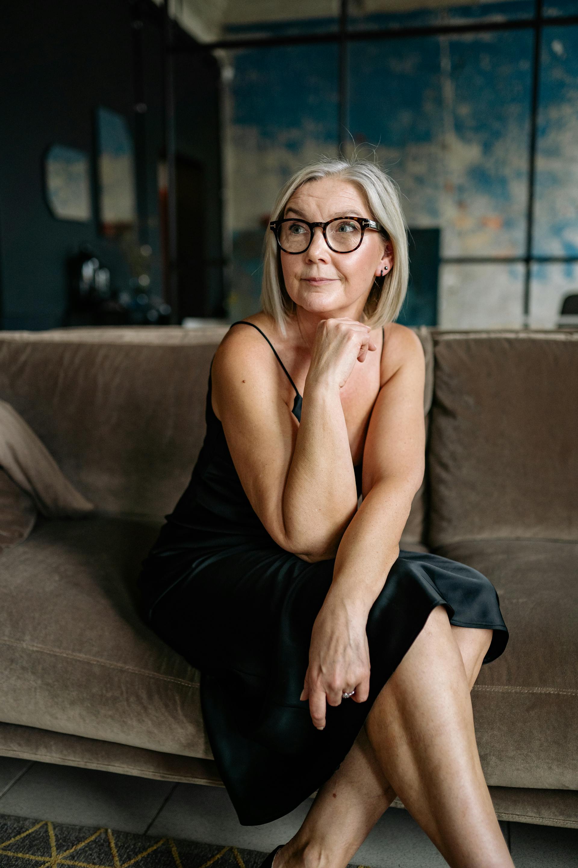 Une femme âgée assise sur le canapé | Source : Pexels