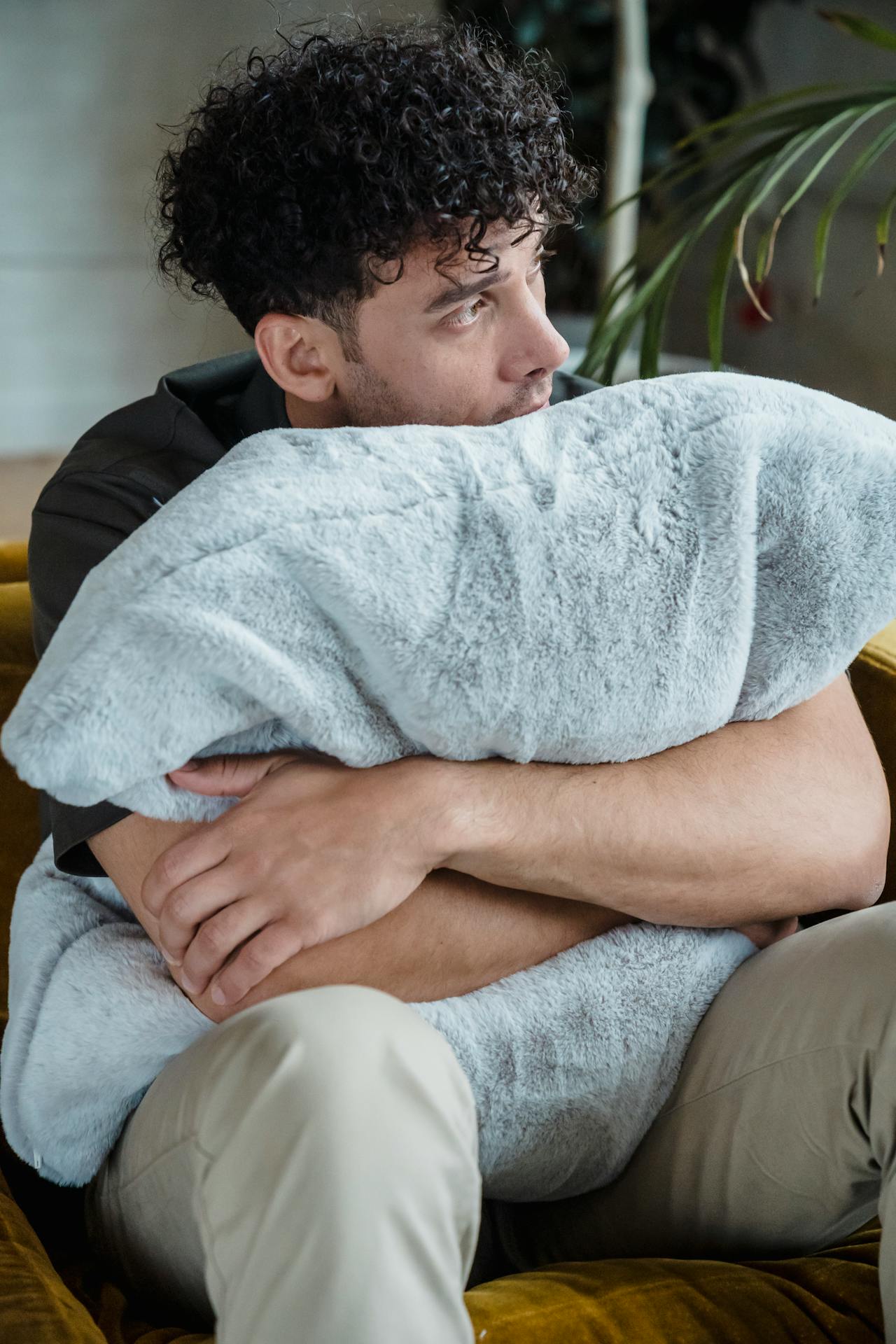 Un homme perdu dans ses pensées | Source : Pexels