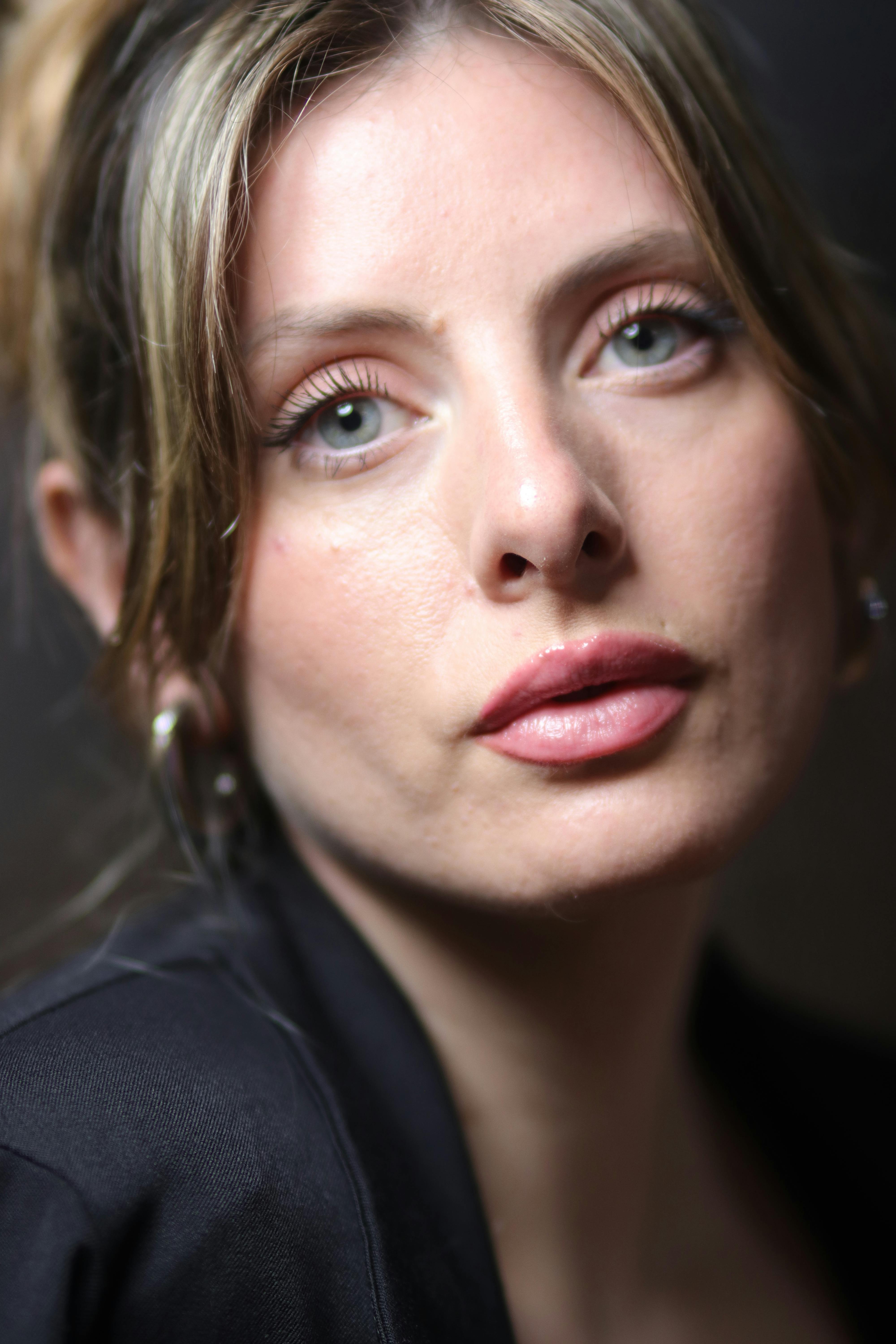 Gros plan sur le visage sérieux d'une femme | Source : Pexels