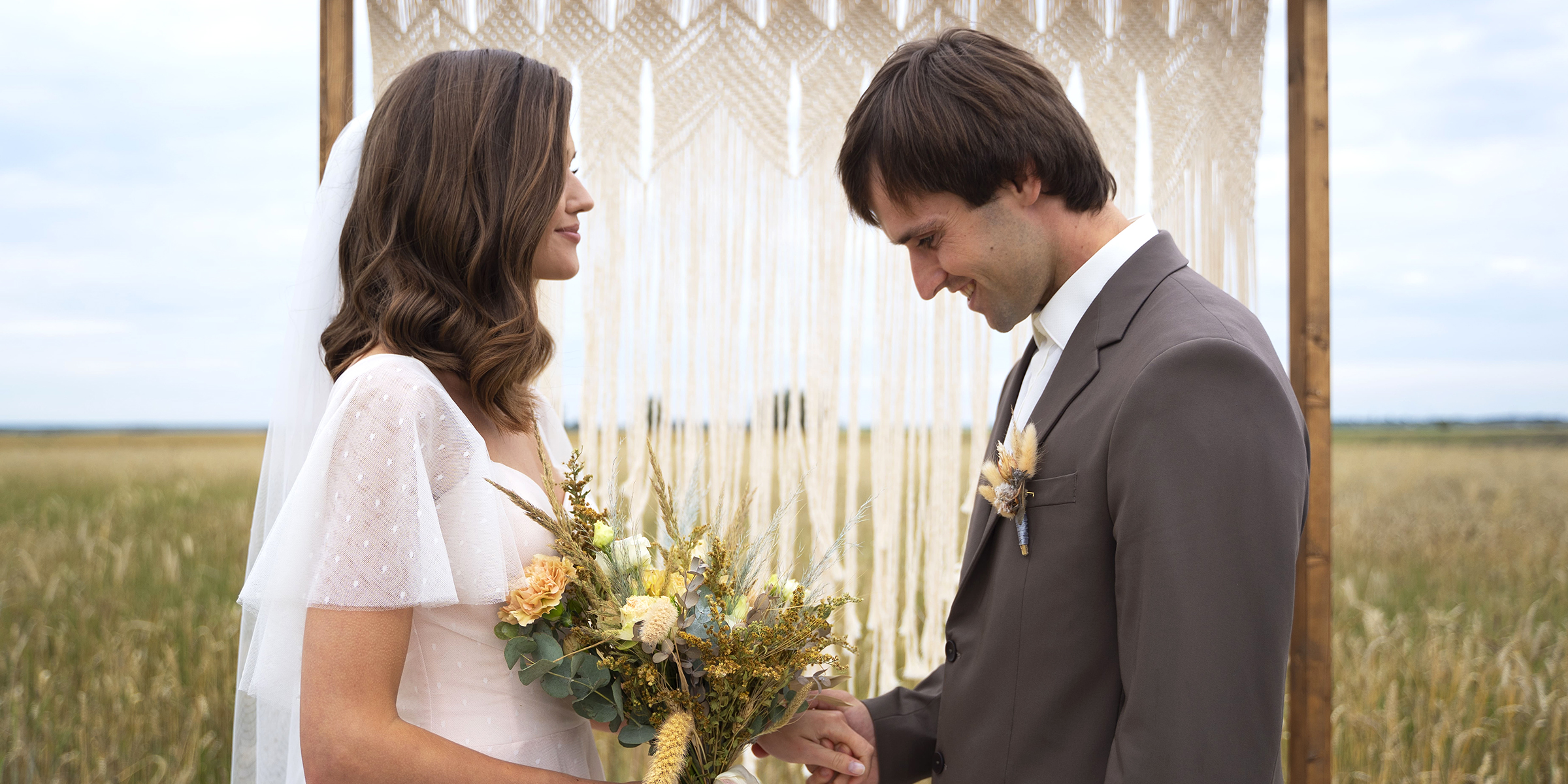 Un couple devant l'autel | Source : Freepik