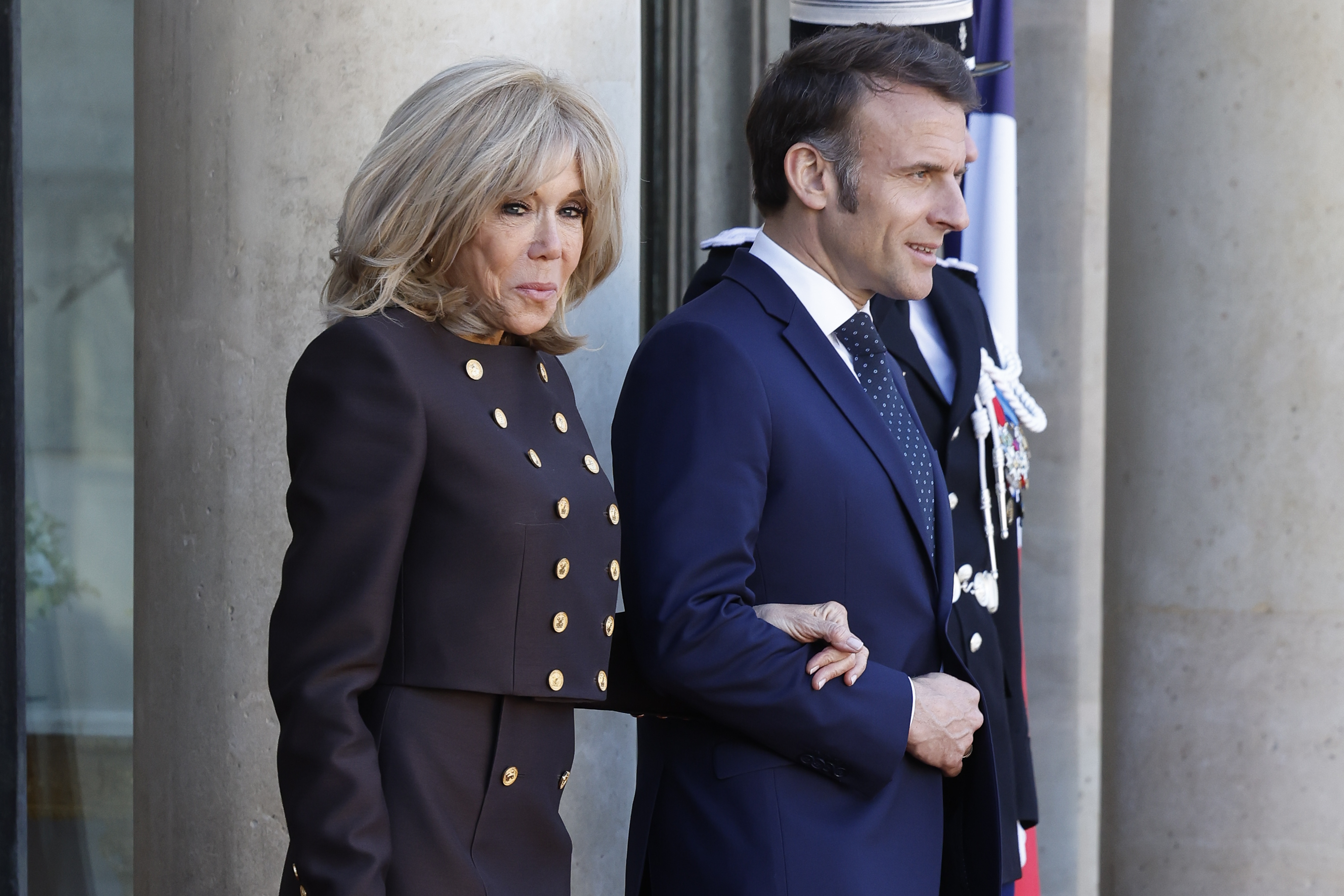 La première dame française Brigitte Macron et le président français Emmanuel Macron attendent de saluer le roi Frederik X du Danemark et la reine Mary du Danemark devant le palais de l'Élysée à Paris, France, le 31 mars 2025. | Source : Getty Images