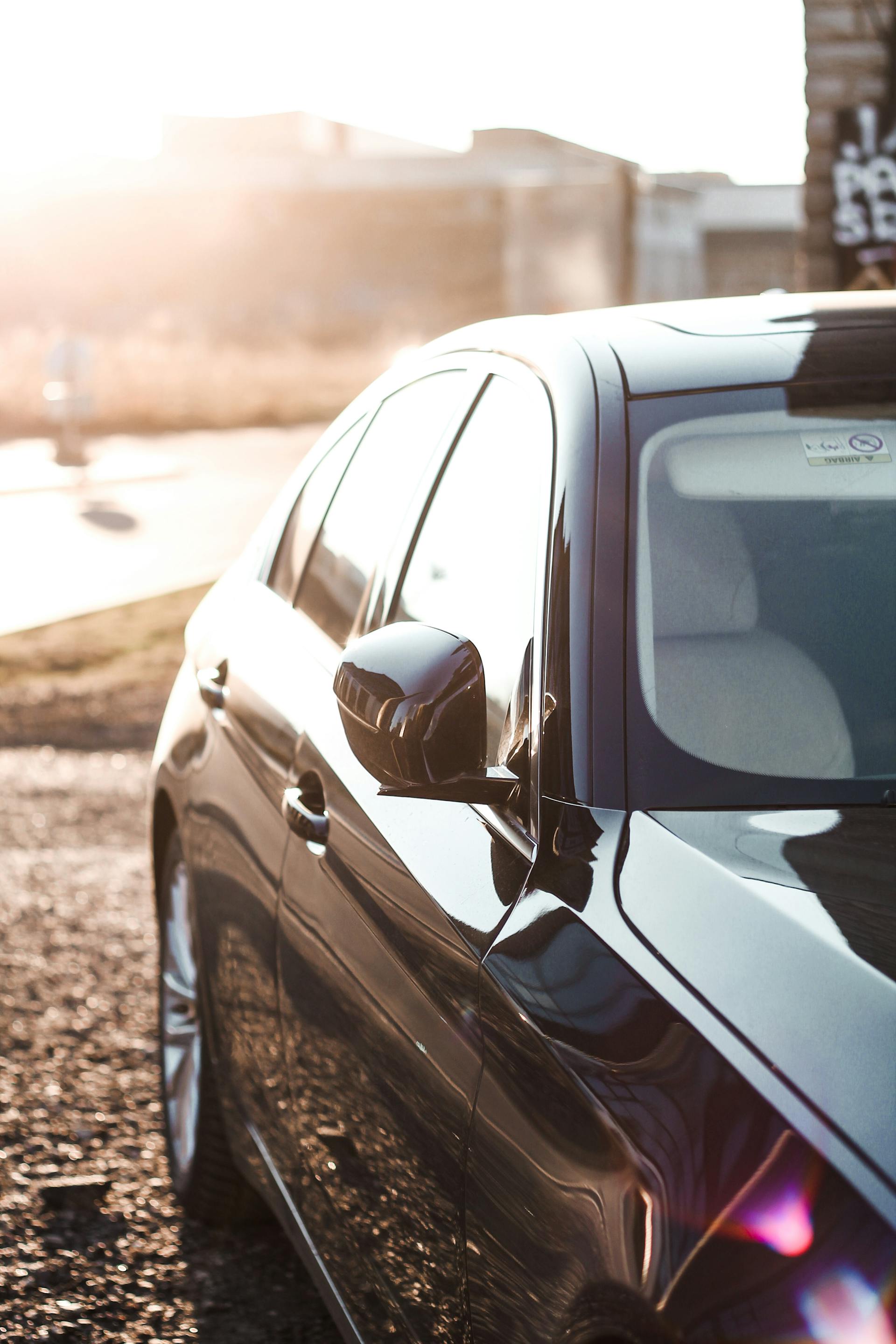 Gros plan sur une voiture noire garée dans une rue | Source : Pexels