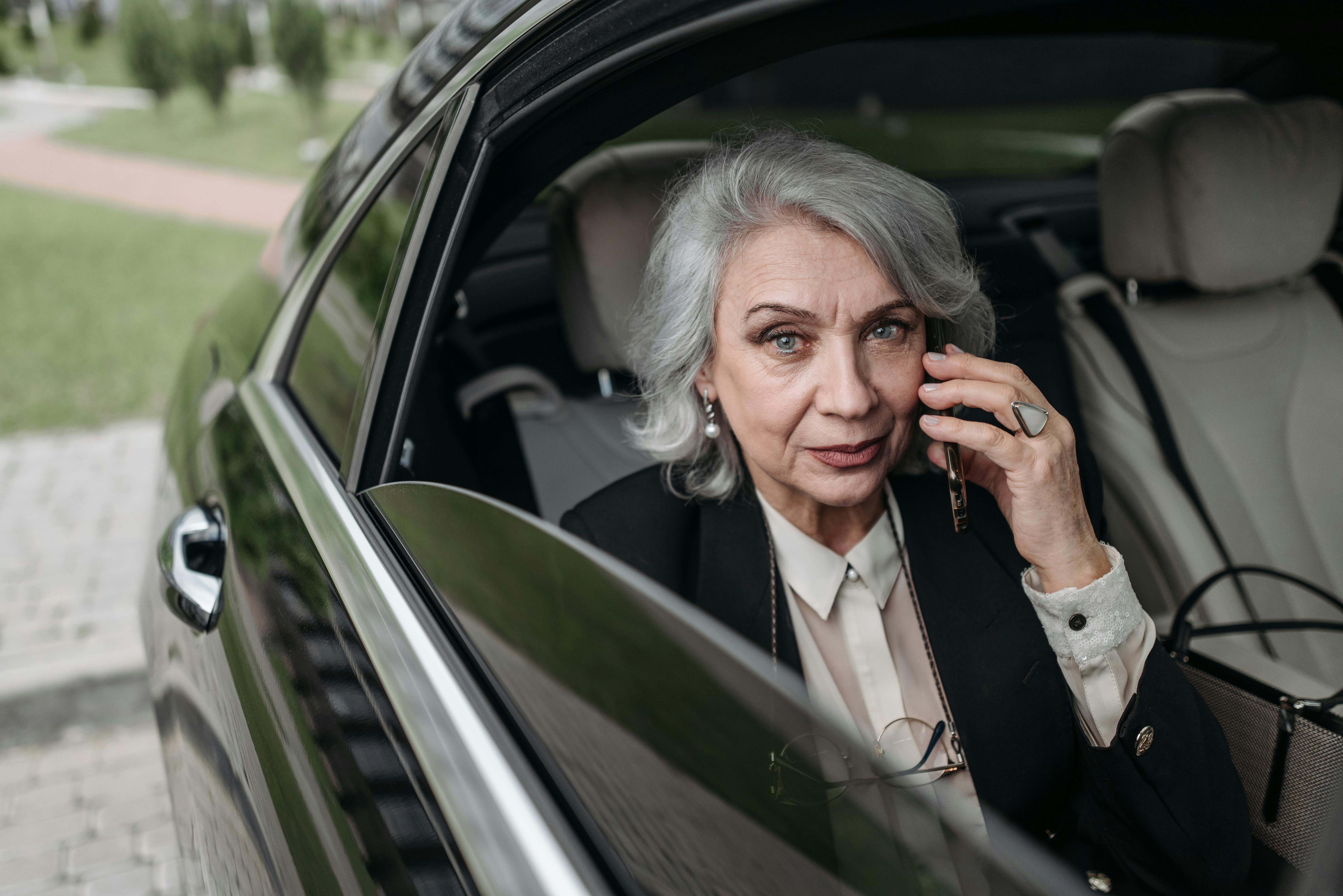Une femme assise dans une voiture | Source : Pexels