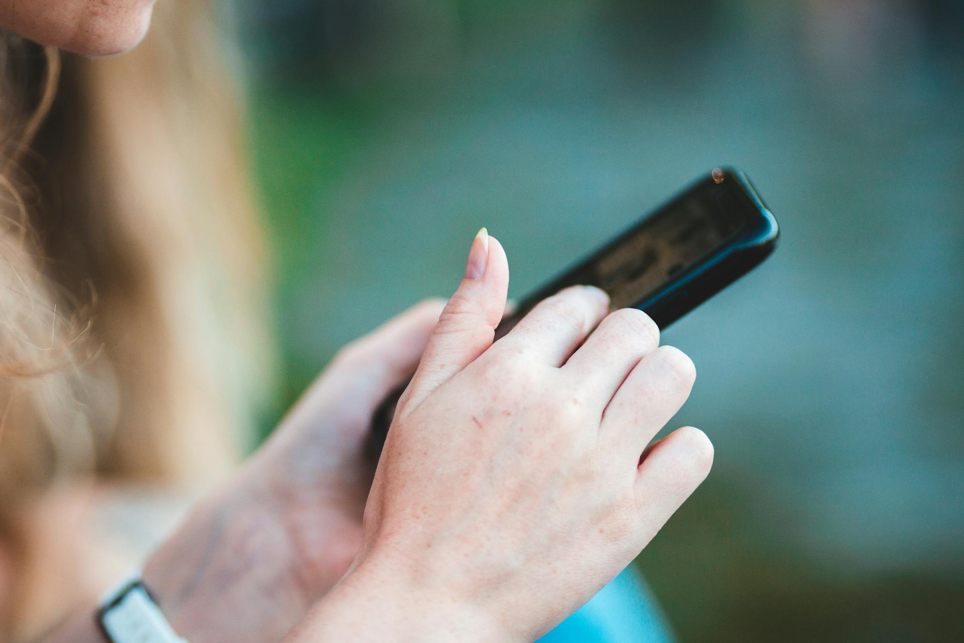Gros plan sur une femme qui utilise son téléphone | Source : Pexels