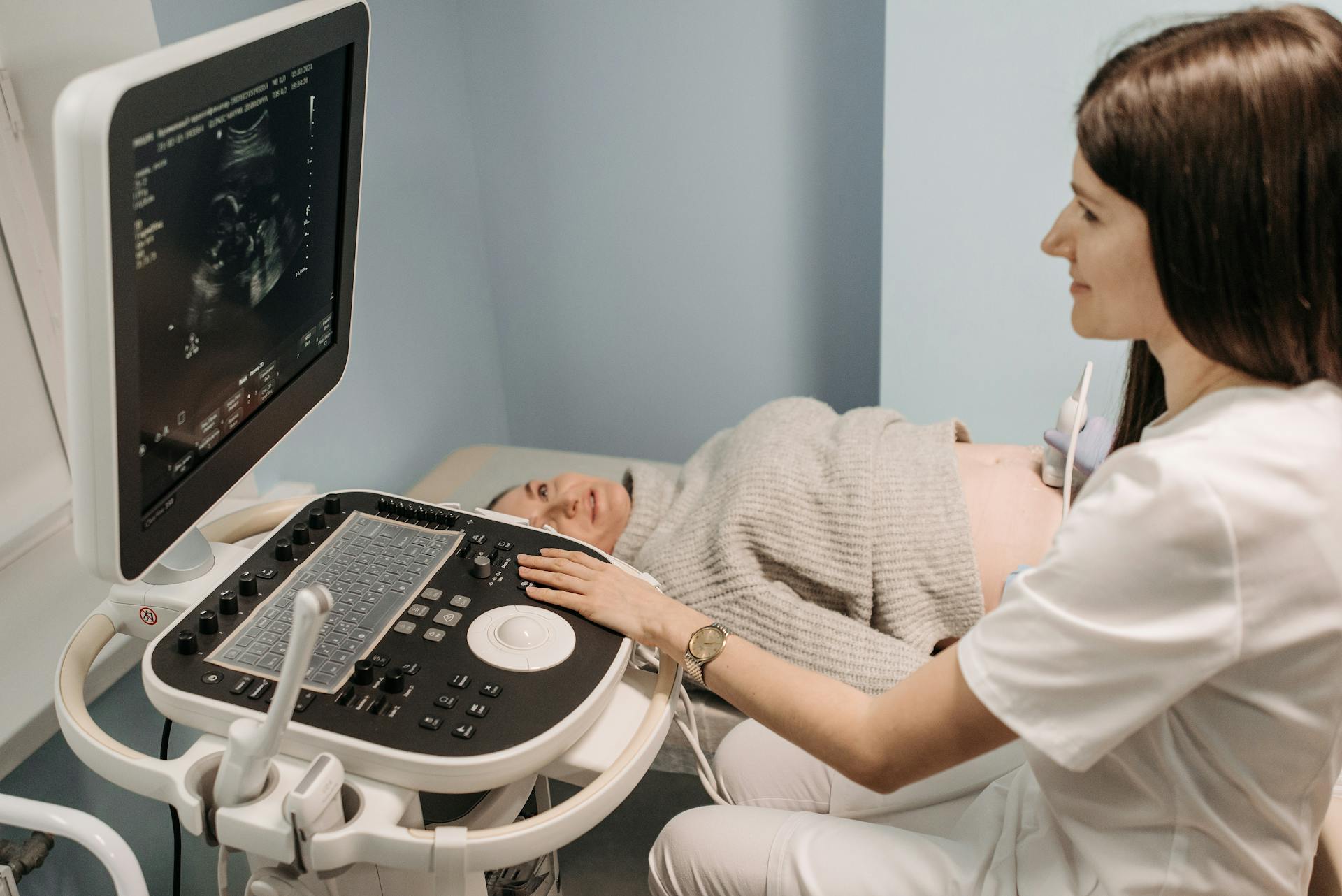 Un échographiste effectuant une échographie | Source : Pexels