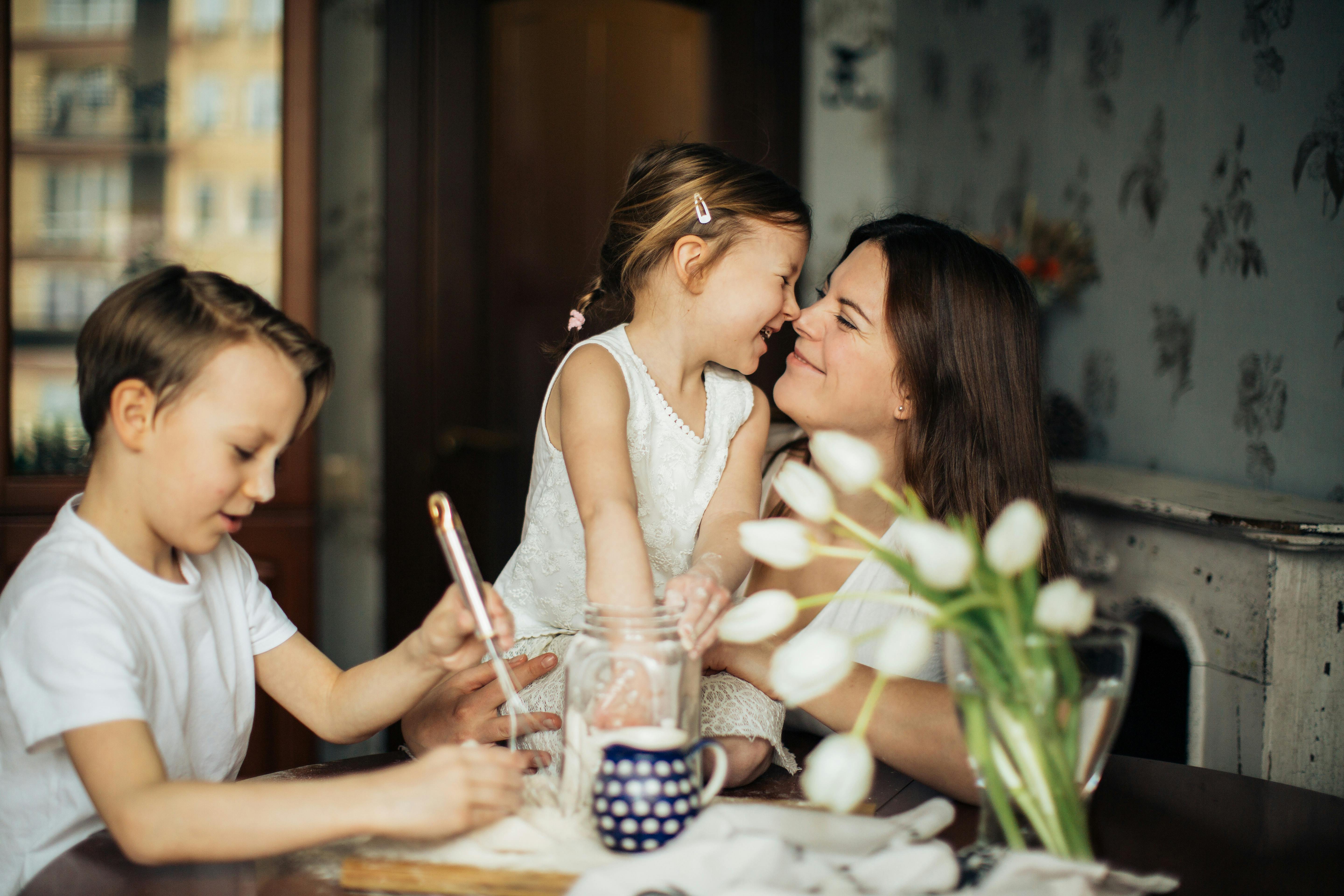 Deux enfants avec leur mère | Source : Pexels