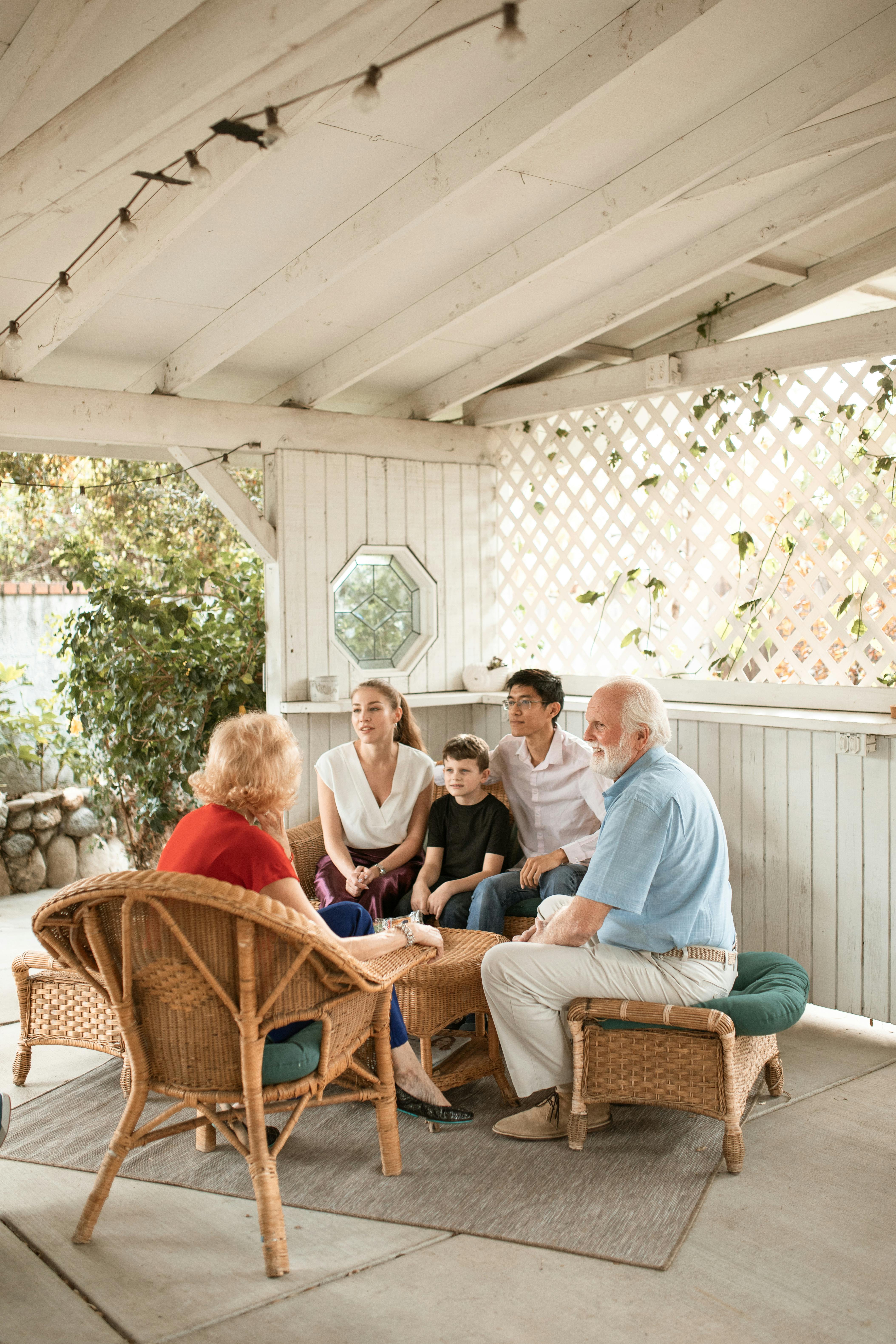 Une jeune famille discutant avec ses parents | Source : Pexels