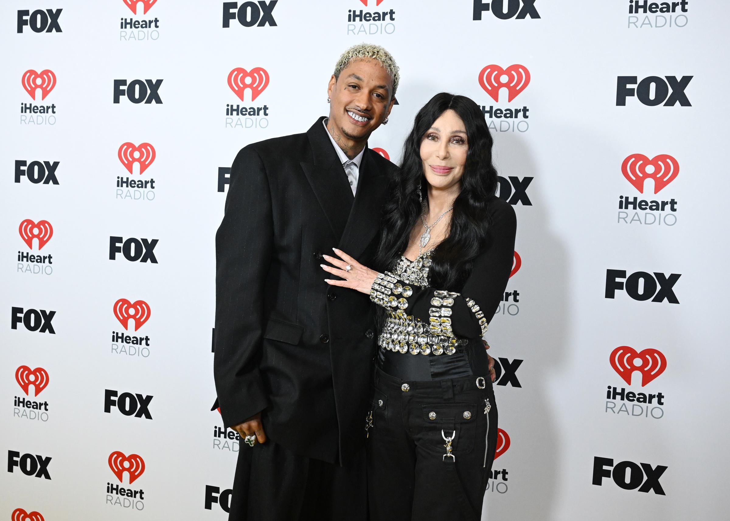 Cher et Alexander « AE » Edwards aux iHeartRadio Music Awards à Los Angeles, Californie, le 1er avril 2024. | Source : Getty Images