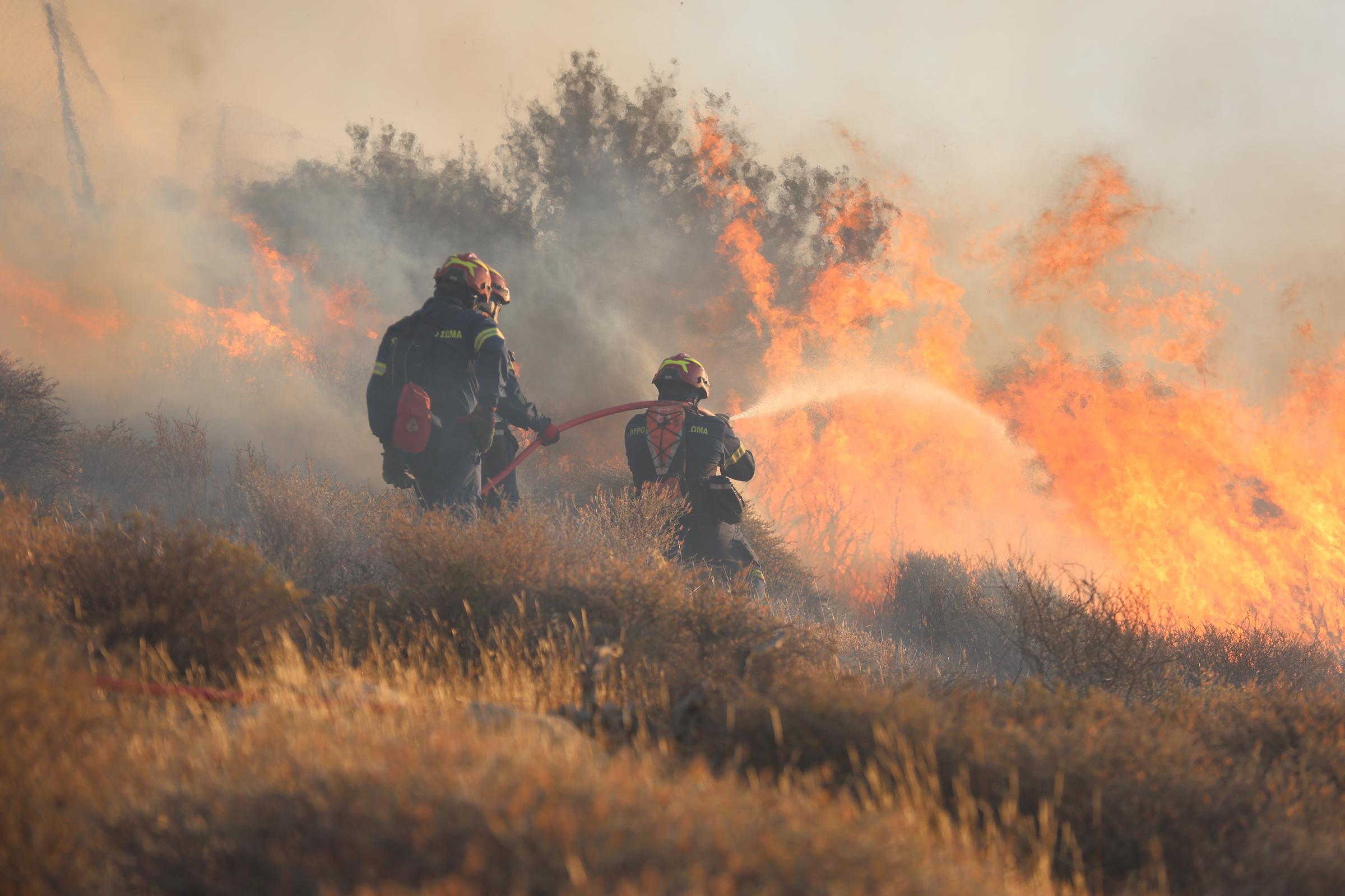 Les opérations d'extinction se poursuivent après le déclenchement d'un incendie dans la préfecture de Lasithi, dans la ville d'Ierapetra, en Crète, Grèce, le 3 juillet 2025 I Source : Getty Images