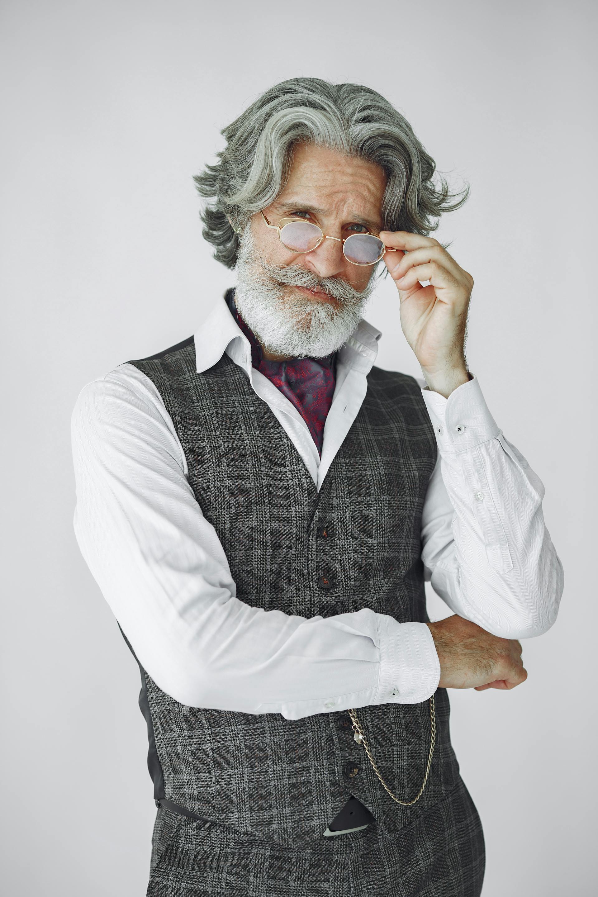 Un homme élégant qui observe | Source : Pexels