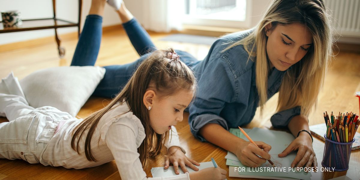 Femme et enfant faisant des activités productives à la maison | Source : Getty Images