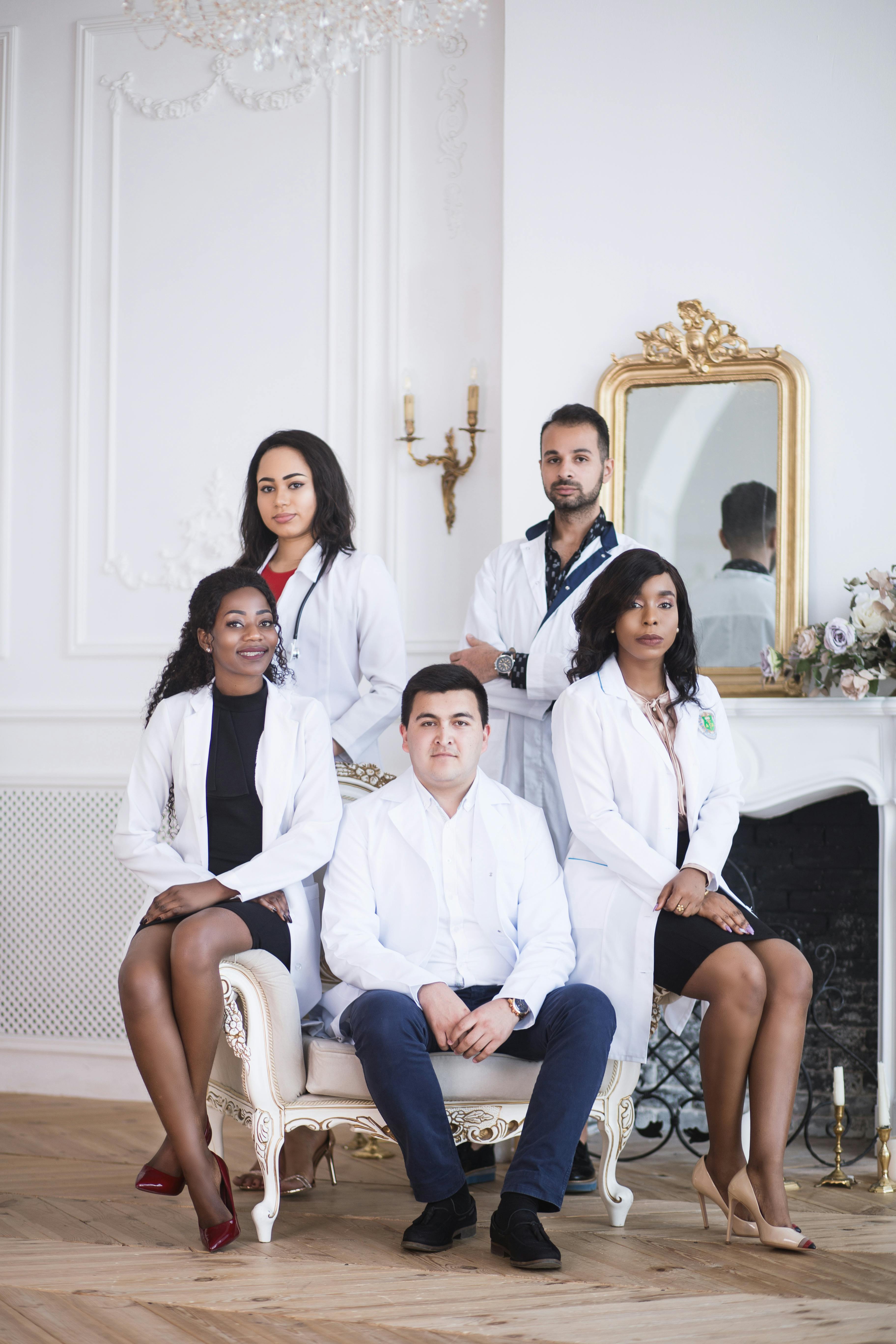 Une équipe de médecins posant pour une photo | Source : Pexels