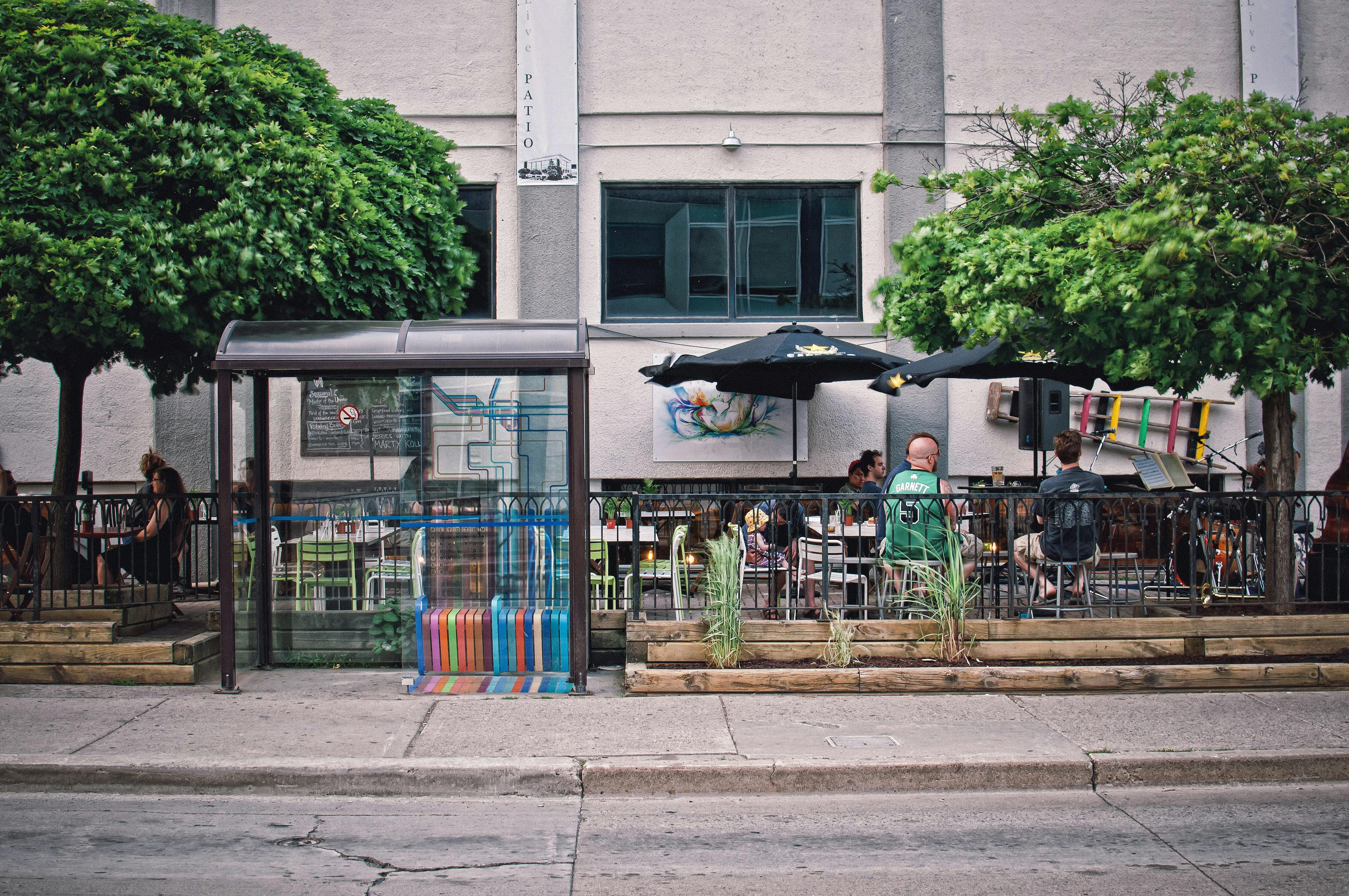 Un arrêt de bus devant un immeuble | Source : Pexels