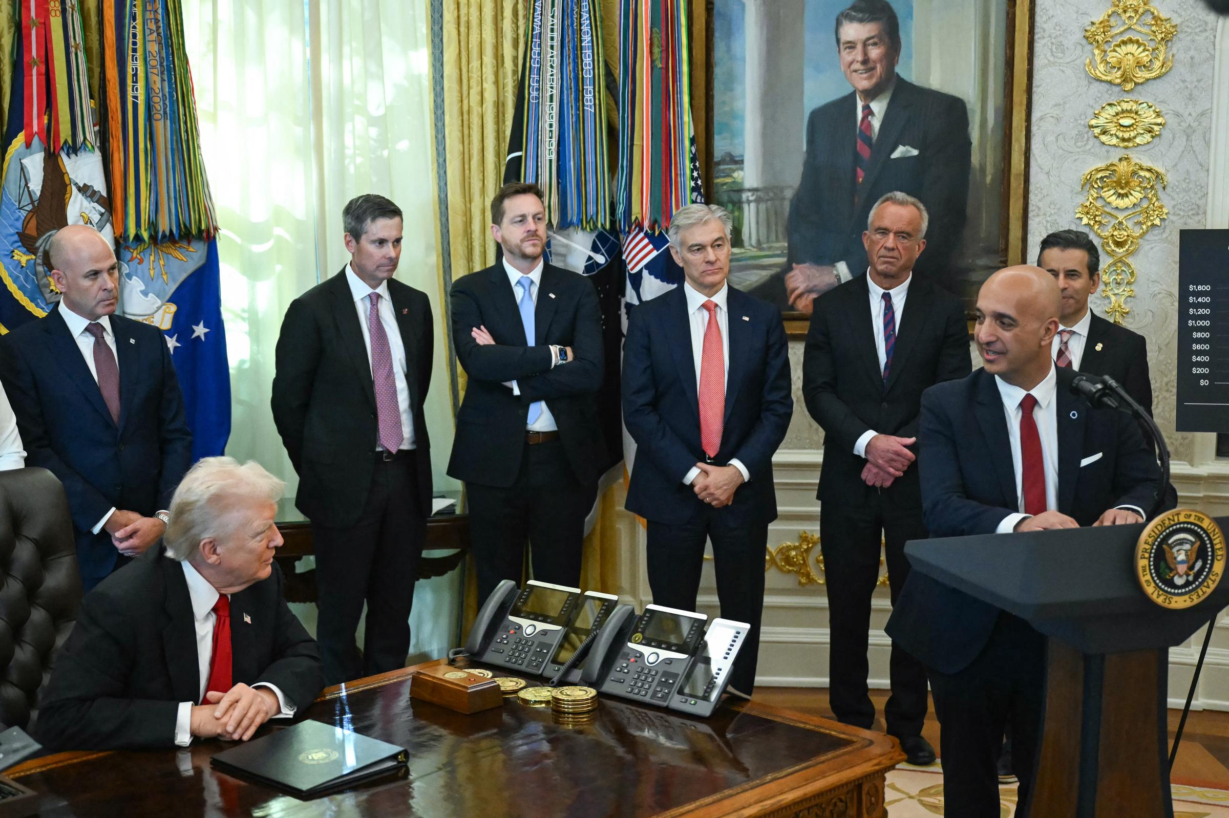Donald Trump écoute Maziar Mike Doustdar, PDG de Novo Nordisk, s'exprimer dans le Bureau ovale lors d'un événement consacré aux médicaments amaigrissants à la Maison Blanche, à Washington, DC, le 6 novembre 2025 | Source : Getty Images