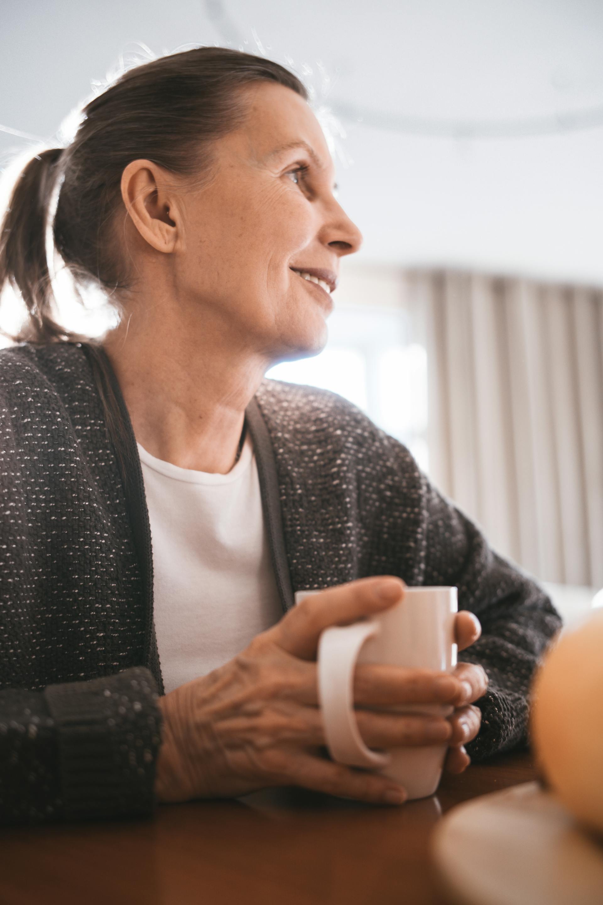 Une femme âgée tenant une tasse | Source : Pexels