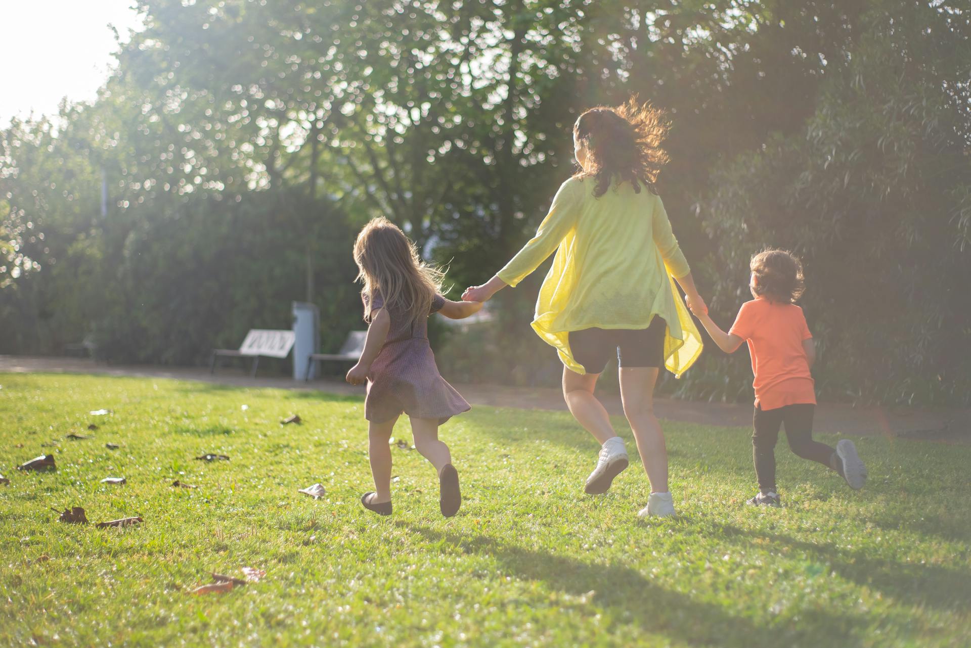 Une mère qui court avec ses enfants | Source : Pexels