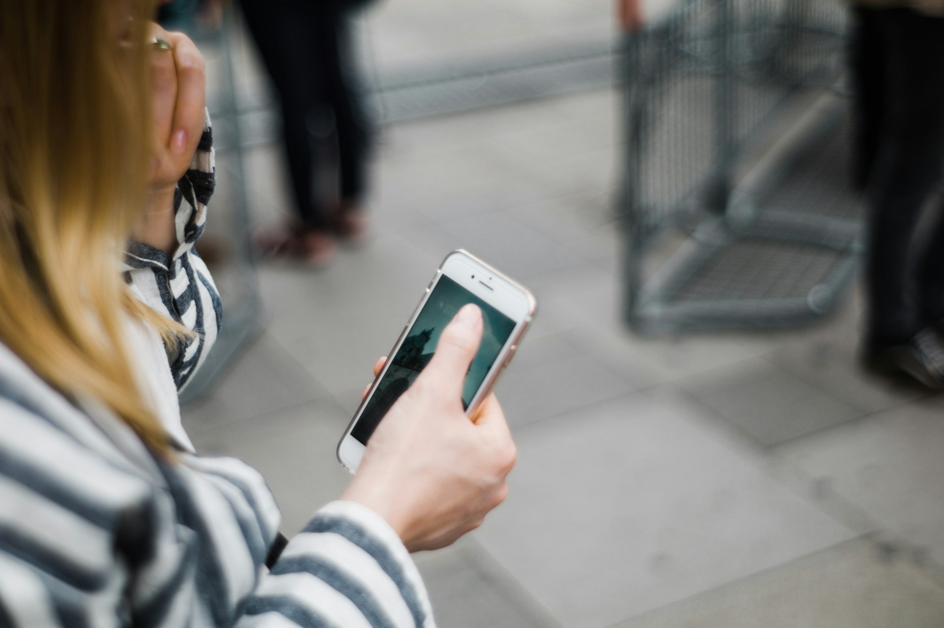 Une femme tenant un téléphone portable | Source : Unsplash