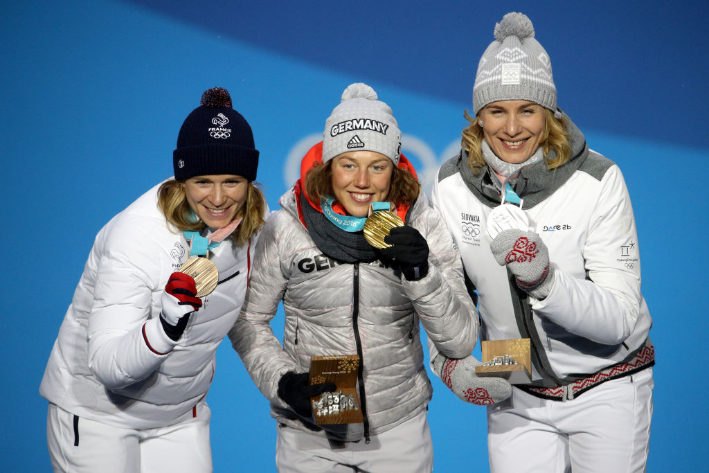 La Française Anaïs Bescond, médaillée de bronze, l'Allemande Laura Dahlmeier, médaillée d'or, et la Slovaque Anastasiya Kuzmina, médaillée d'argent, posent lors de la cérémonie de remise des médailles après l'épreuve de poursuite 10 km en biathlon féminin, auxJeux olympiques d'hiver de PyeongChang 2018, en Corée du Sud. | Source : Getty Images