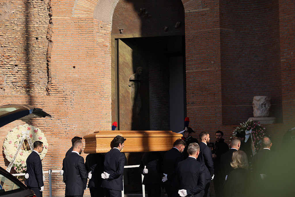 Le cercueil de Valentino Garavani arrive à la basilique Santa Maria degli Angeli e dei Martiri le 23 janvier 2026 à Rome, en Italie. Le créateur de mode italien Valentino Garavani est décédé à l'âge de 93 ans à Rome le 19 janvier I Source : Getty Images