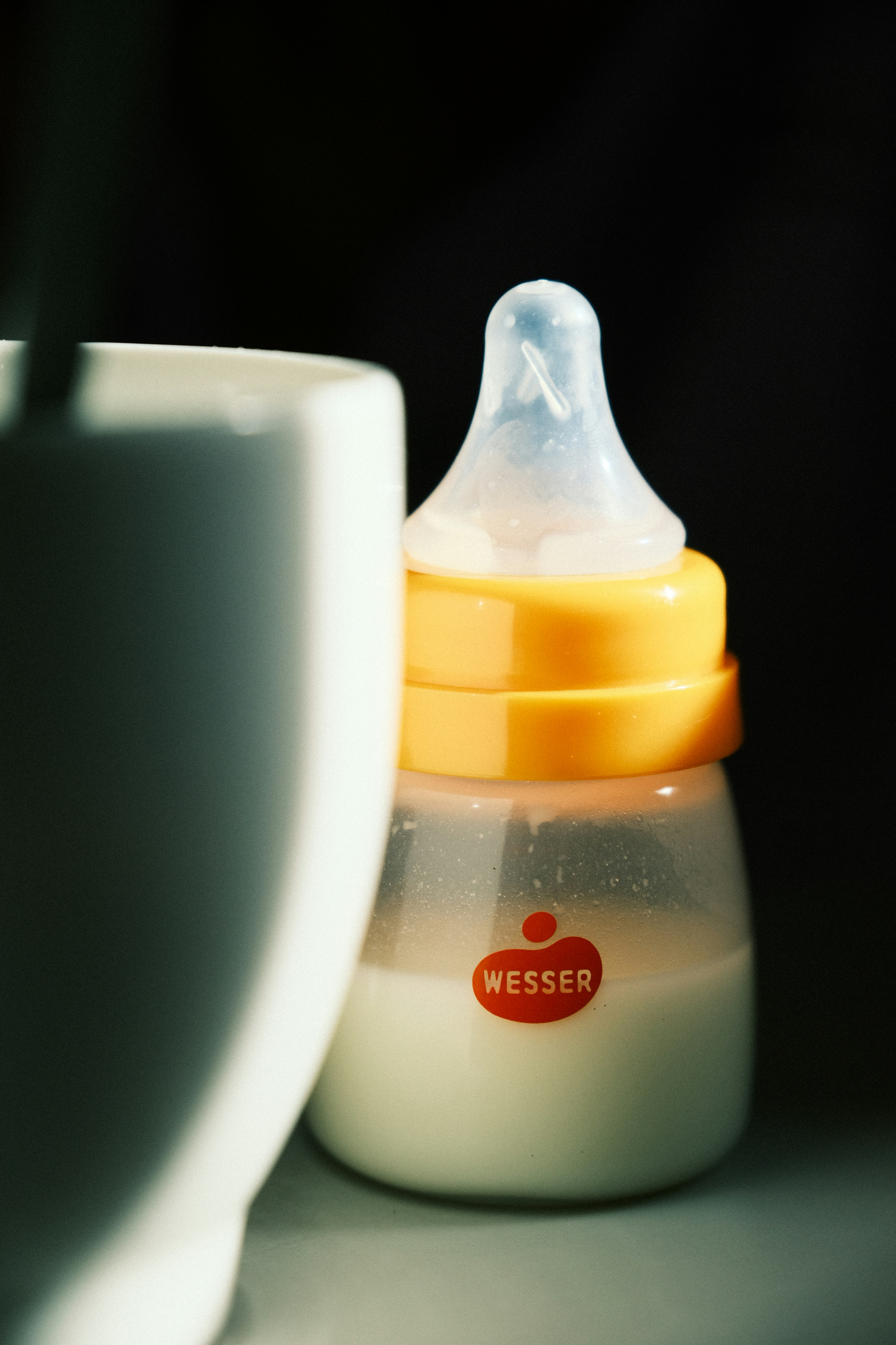 Le biberon d'un bébé sur un comptoir | Source : Unsplash