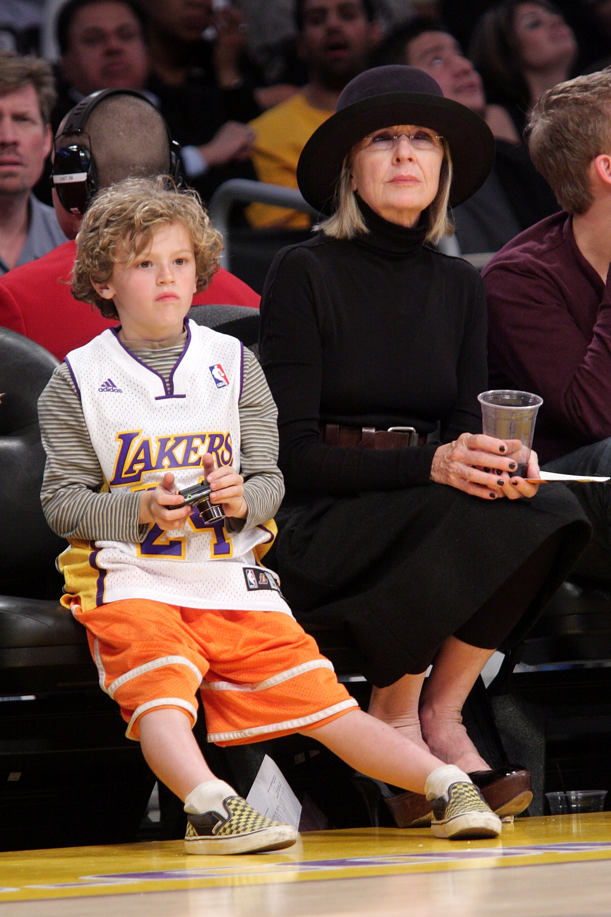 Diane Keaton avec son fils lors du match opposant les Lakers de Los Angeles aux Nuggets de Denver au Staples Center, le 9 avril 2009, en Californie. | Source : Getty Images
