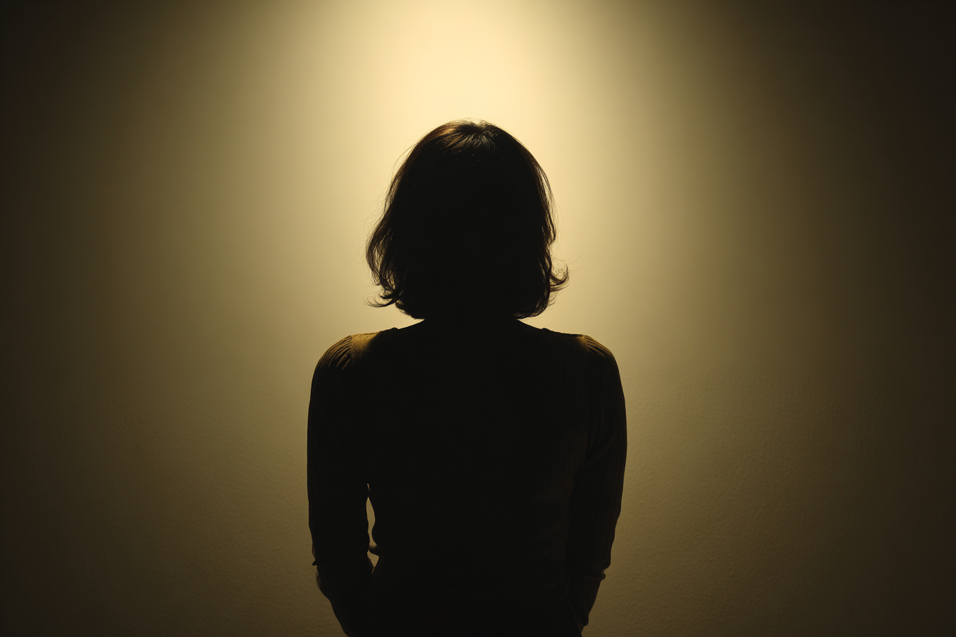 La silhouette d'une femme | Source : Midjourney