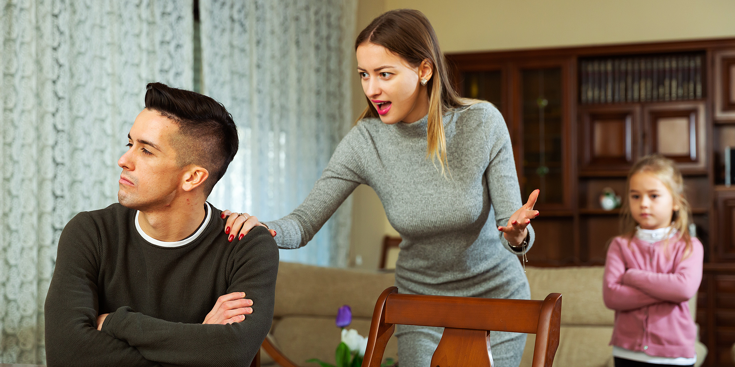 Un moment de tension entre un couple sous le regard de leur fille | Source : Shutterstock
