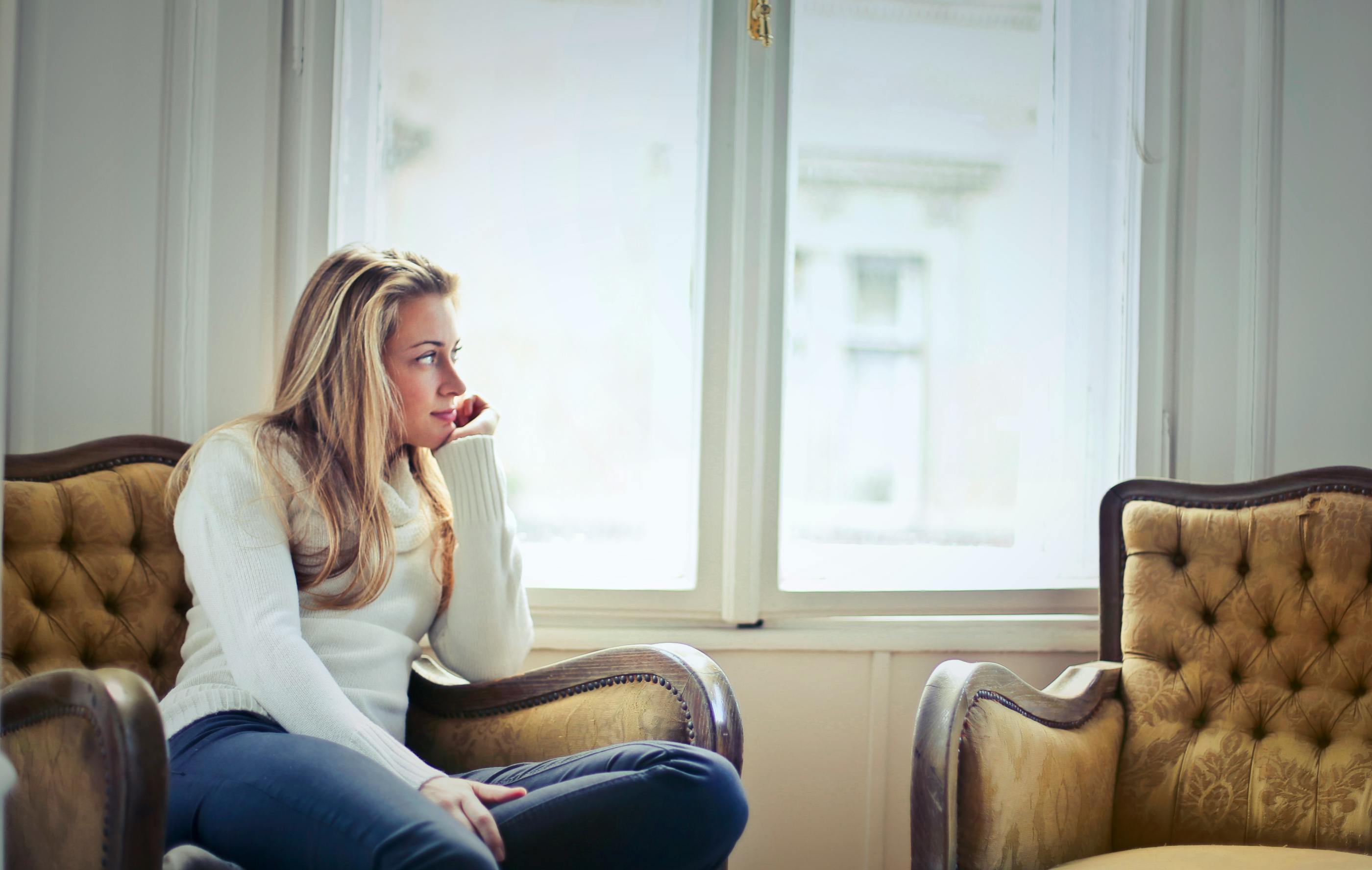 Une femme plongée dans ses pensées | Source : Pexels