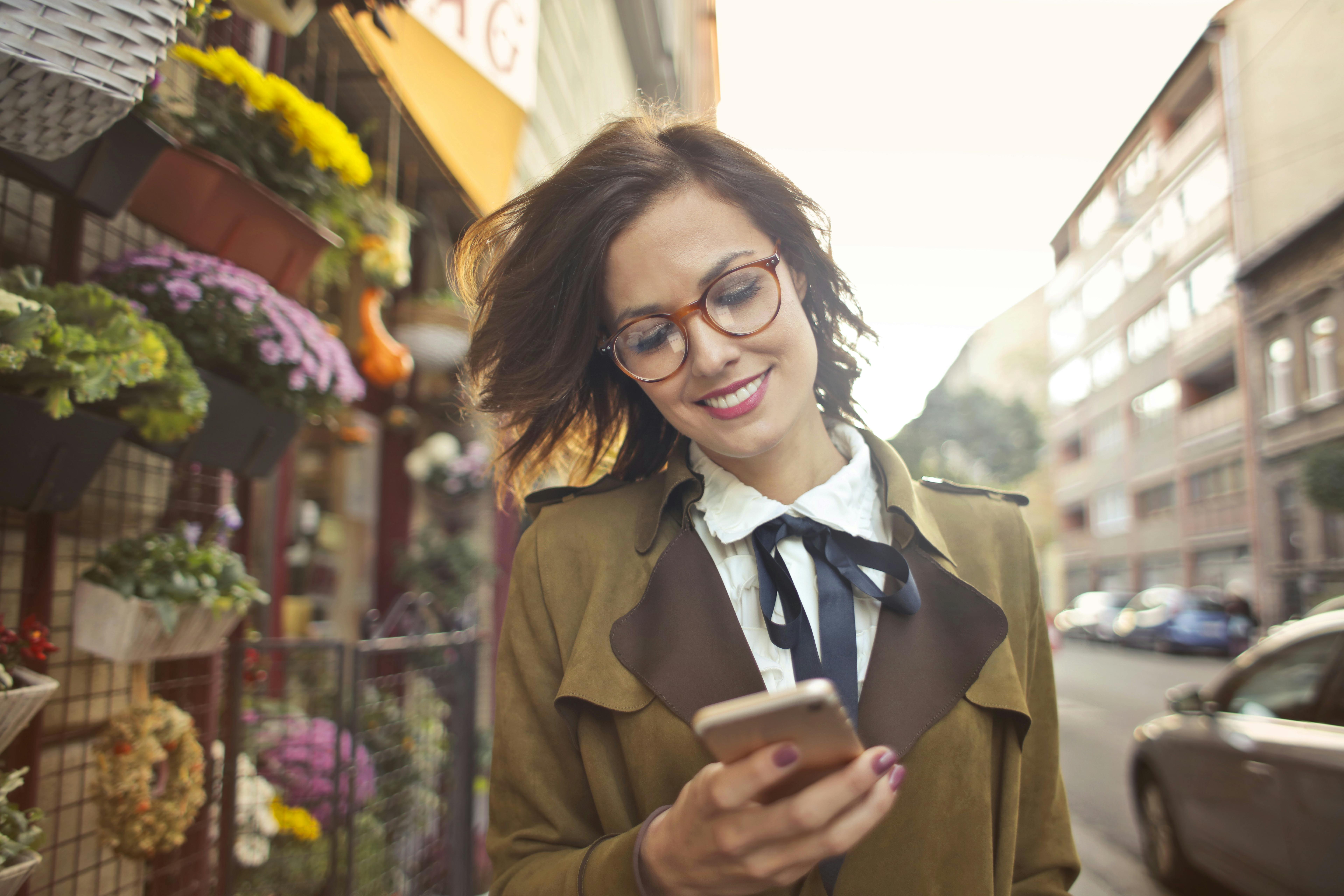 Une femme utilisant un smartphone | Source : Pexels