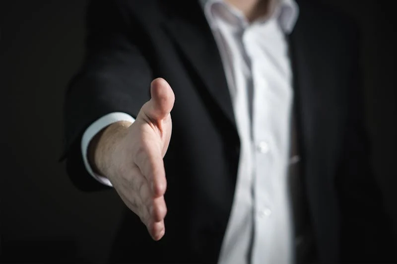 Un homme qui se présente | Source : Pexels
