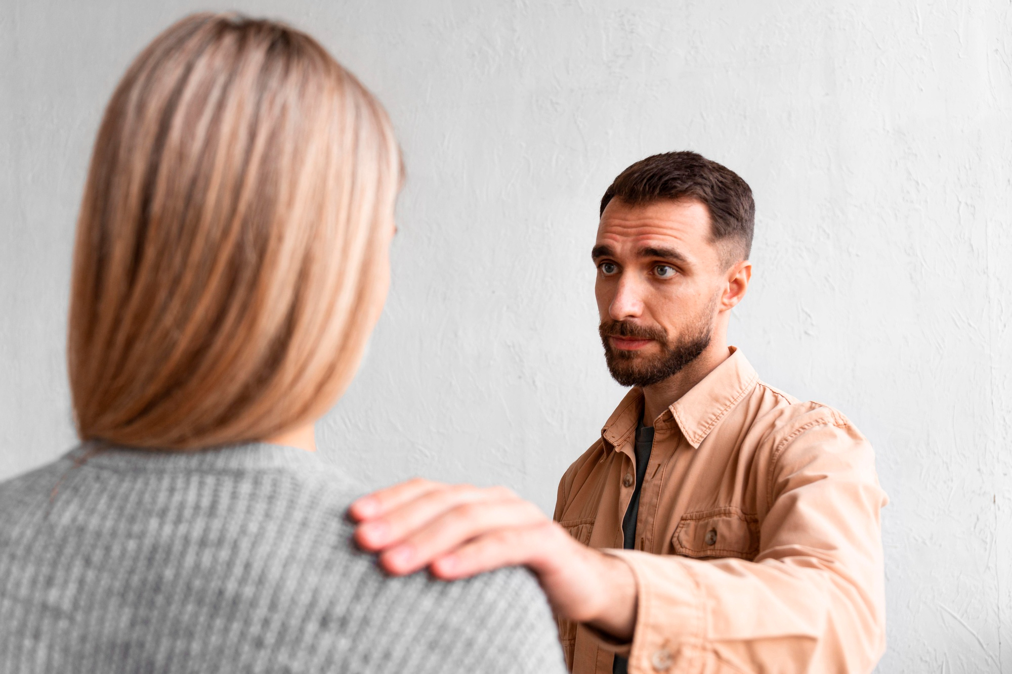Un homme sincère s'excusant et expiant auprès d'une femme | Source : Freepik
