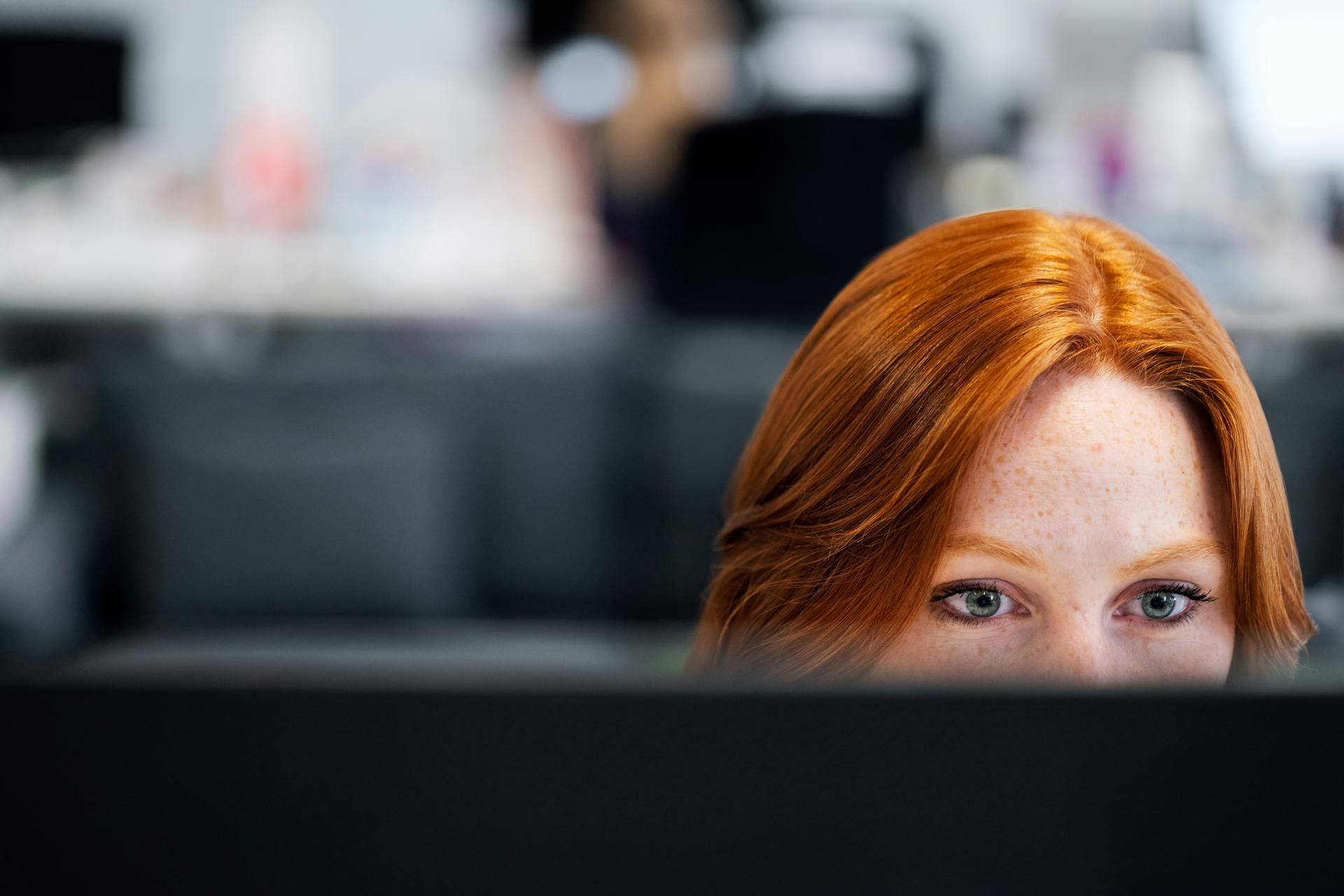 Une femme occupée dans son bureau | Source : Pexels