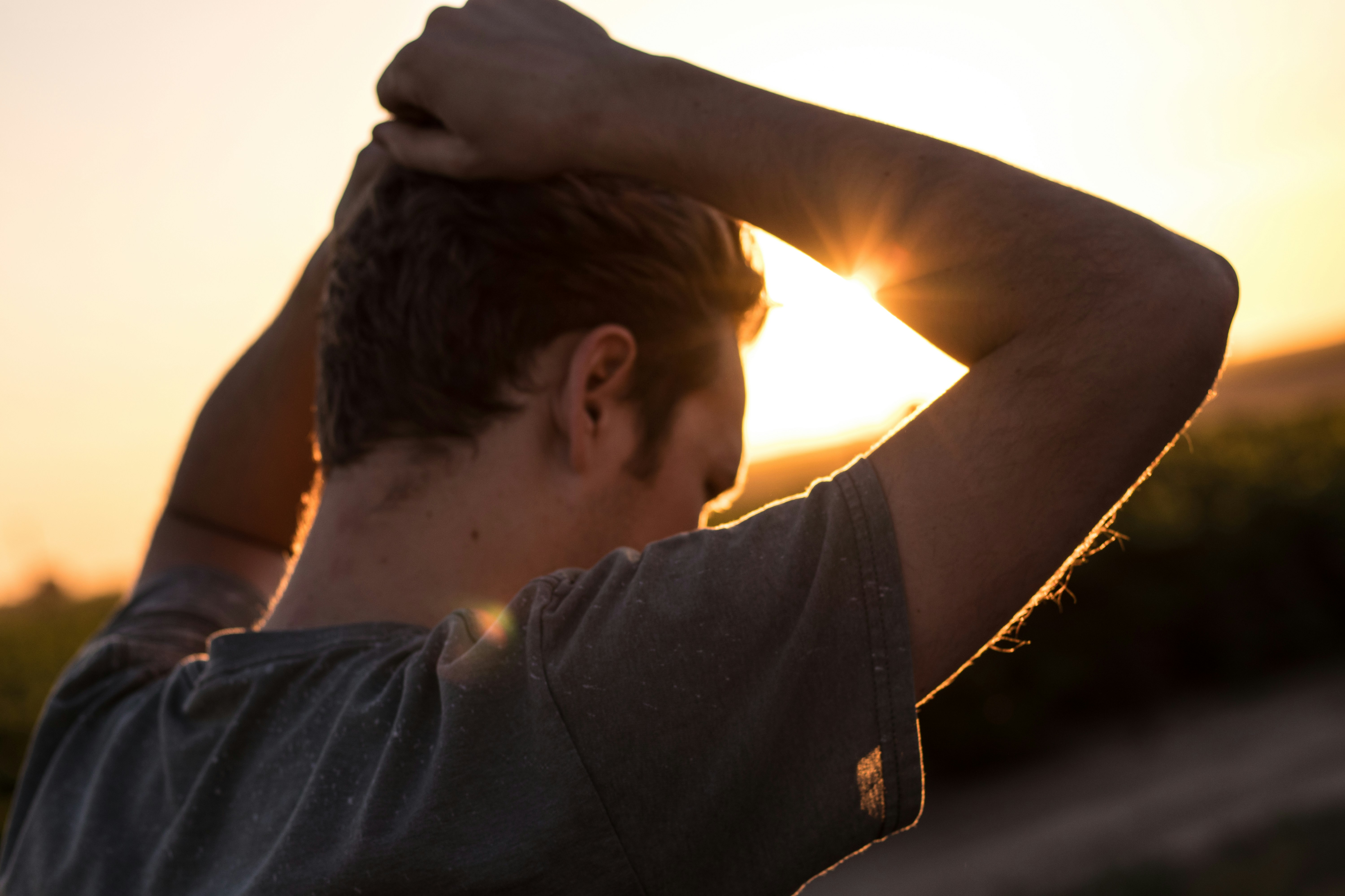Un homme avec les mains sur la tête | Source : Unsplash