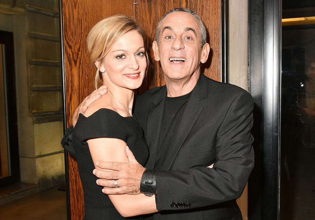 Le présentateur Thierry Ardisson (à droite) et son épouse, la présentatrice Audrey Crespo-Mara, assistent à la cérémonie de remise des prix Philippe Caloni 2016 du meilleur intervieweur, organisée par la SCAM, le 17 janvier 2017 à Paris. | Source : Getty Images