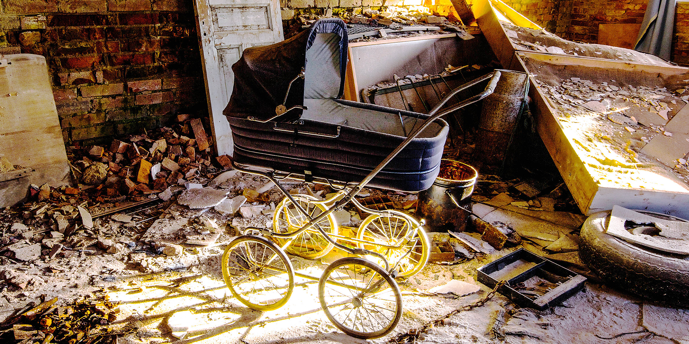 Une poussette de bébé abandonnée près d'un tas de débris | Source : Flickr