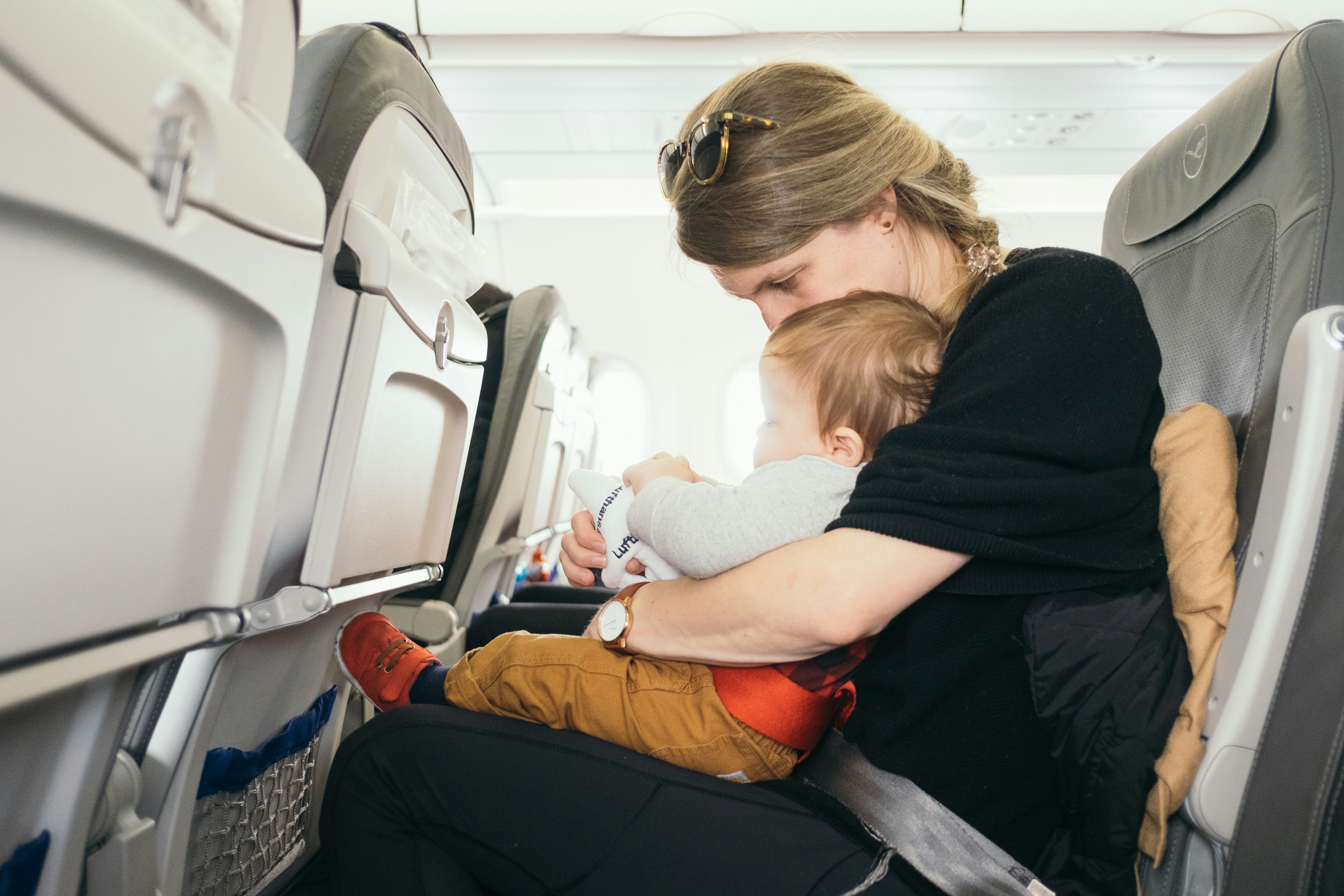 Femme avec un bébé à l'intérieur d'un avion | Source : Pexels