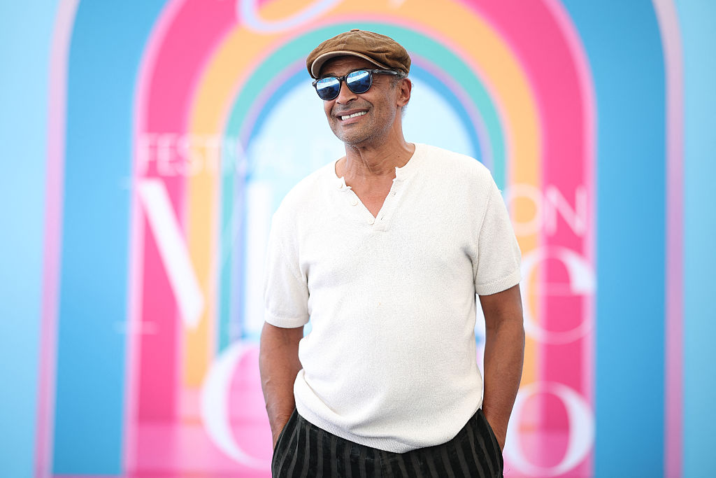 L'ancien joueur de tennis et acteur français Yannick Noah pose lors d'une séance photo pour le film « Mort sur terre battue » dans le cadre du 64e Festival de télévision de Monte-Carlo, dans la principauté de Monaco, le 16 juin 2025 I Source : Getty Images