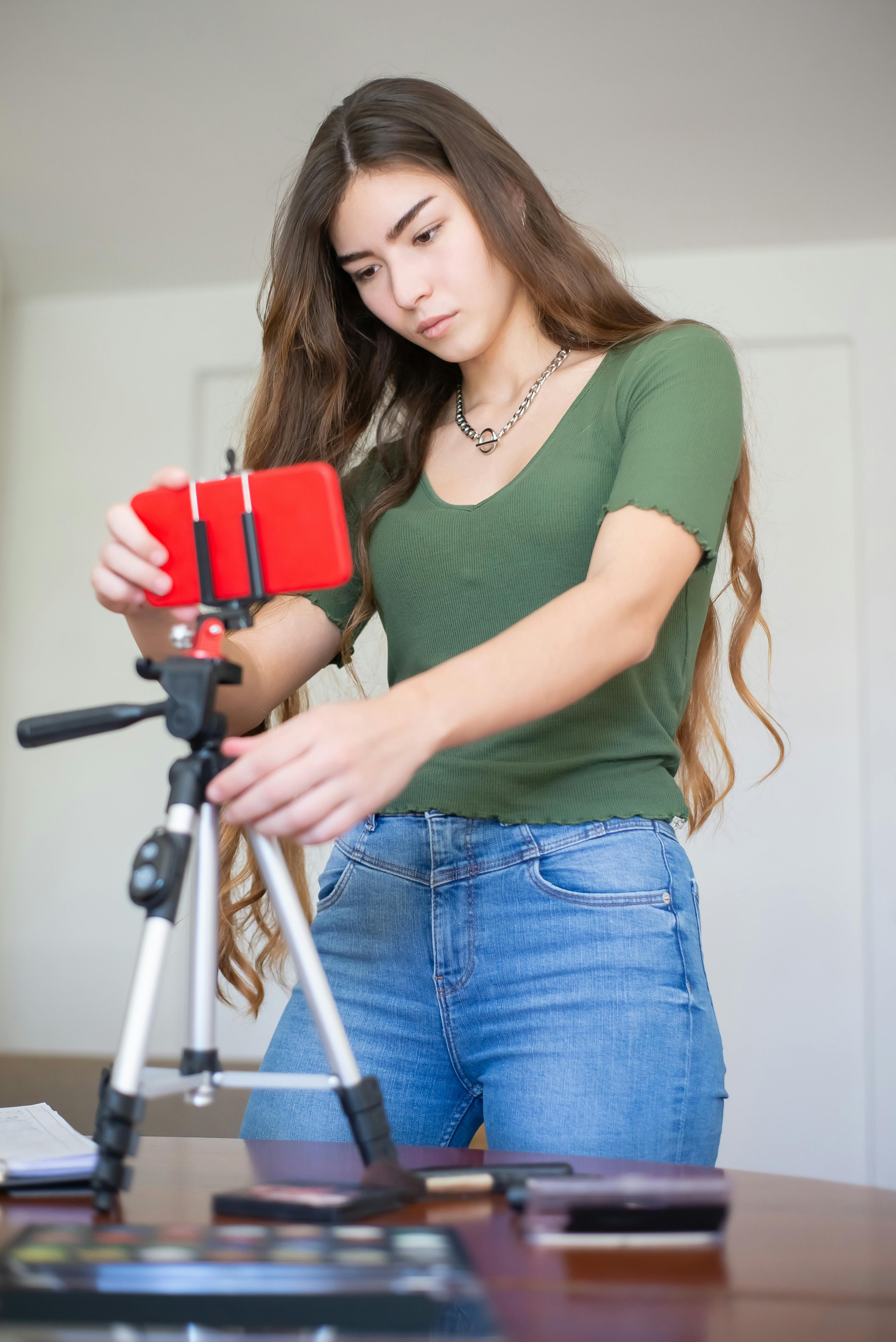 Une fille qui configure son téléphone pour enregistrer | Source : Pexels