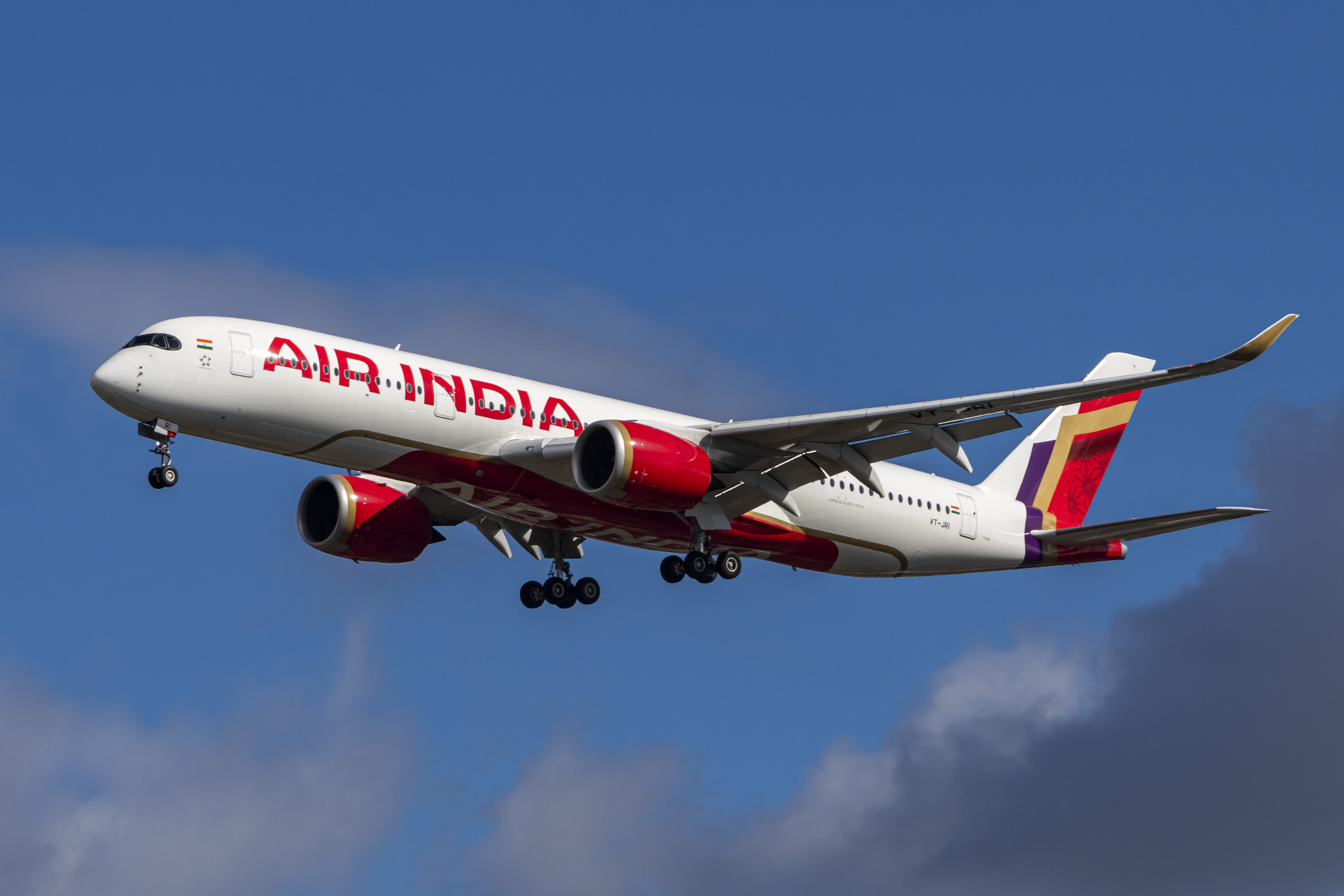 L'avion Airbus A350-900 d'Air India repéré en train de voler pour atterrir sur la piste de l'aéroport de Londres Heathrow, au Royaume-Uni, le 11 septembre 2024 | Source : Getty Images