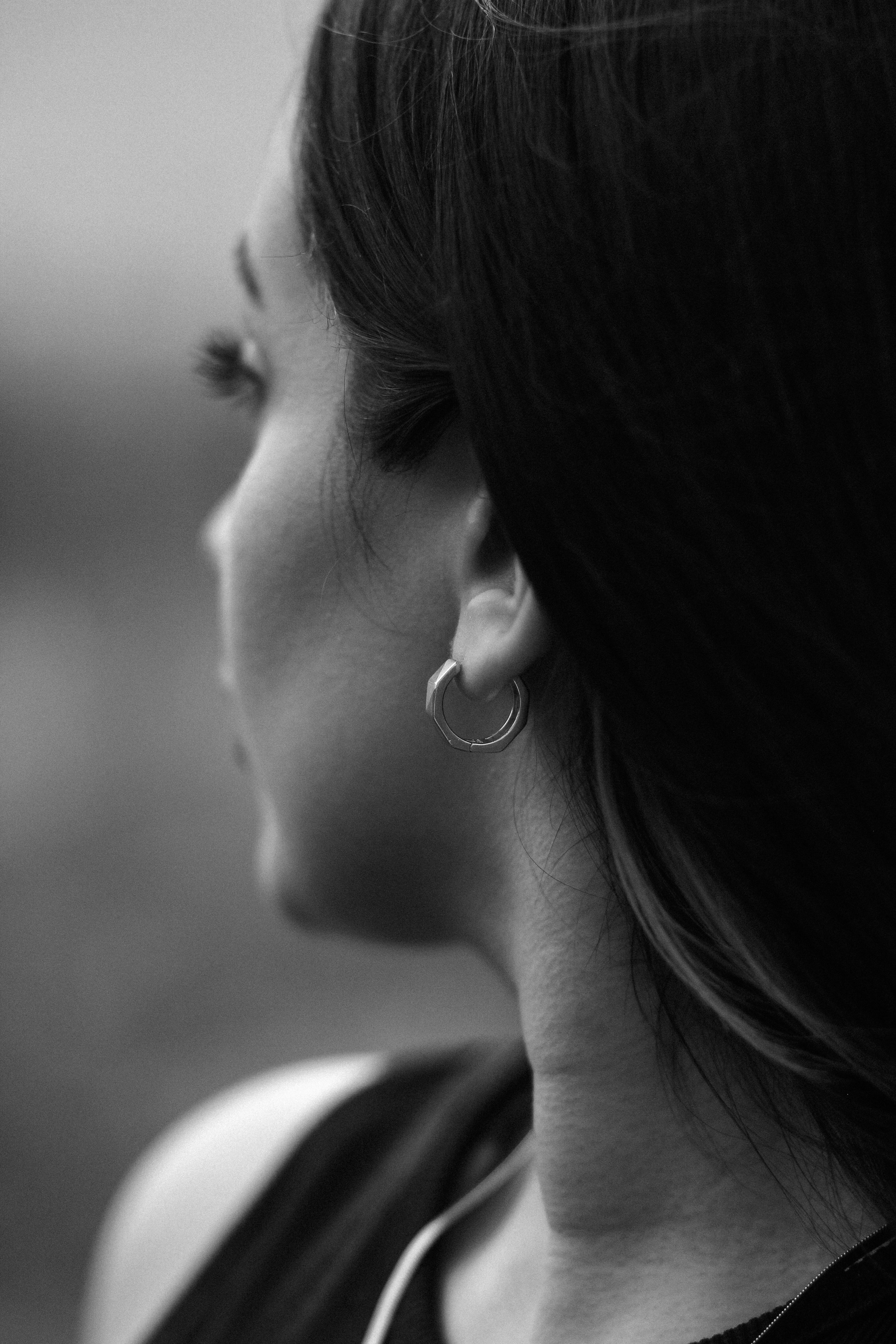 Une femme qui regarde au loin de façon contemplative | Source : Unsplash