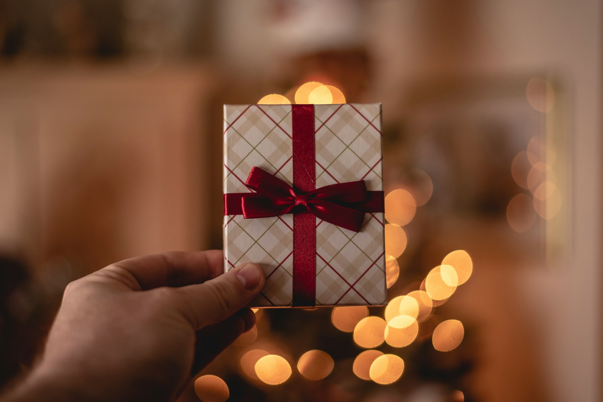 Une personne tendant un petit cadeau | Source : Unsplash