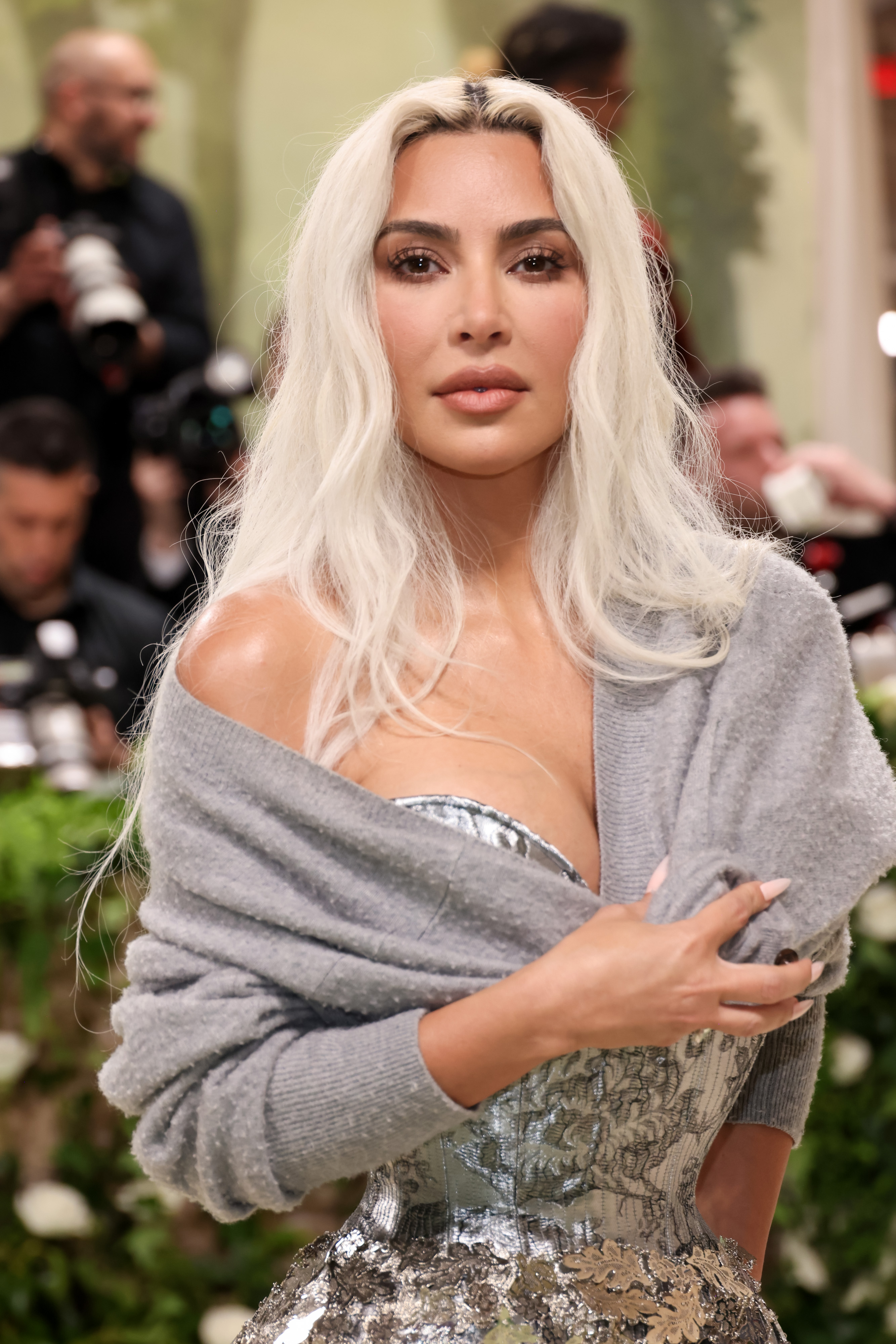 Kim Kardashian, 43 ans, au Met Gala le 6 mai 2024 à New York. Son visage présentait un teint lisse et pâle, avec une lèvre supérieure légèrement plus gonflée et un visage plus large que sur les photos précédentes.